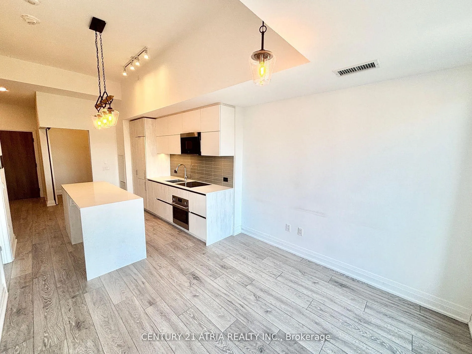 Photo 5 of Unit 712, 21 Park Street E, Mississauga, Port Credit — HOMEH