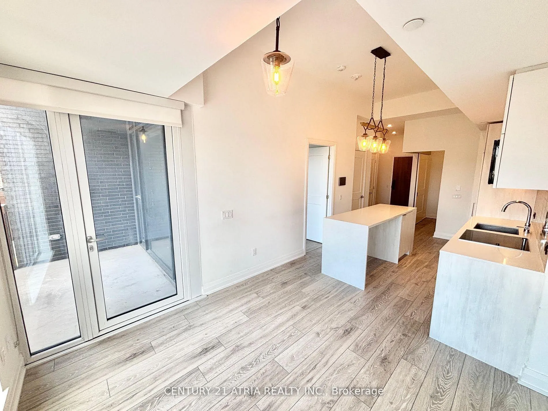 Photo 6 of Unit 712, 21 Park Street E, Mississauga, Port Credit — HOMEH