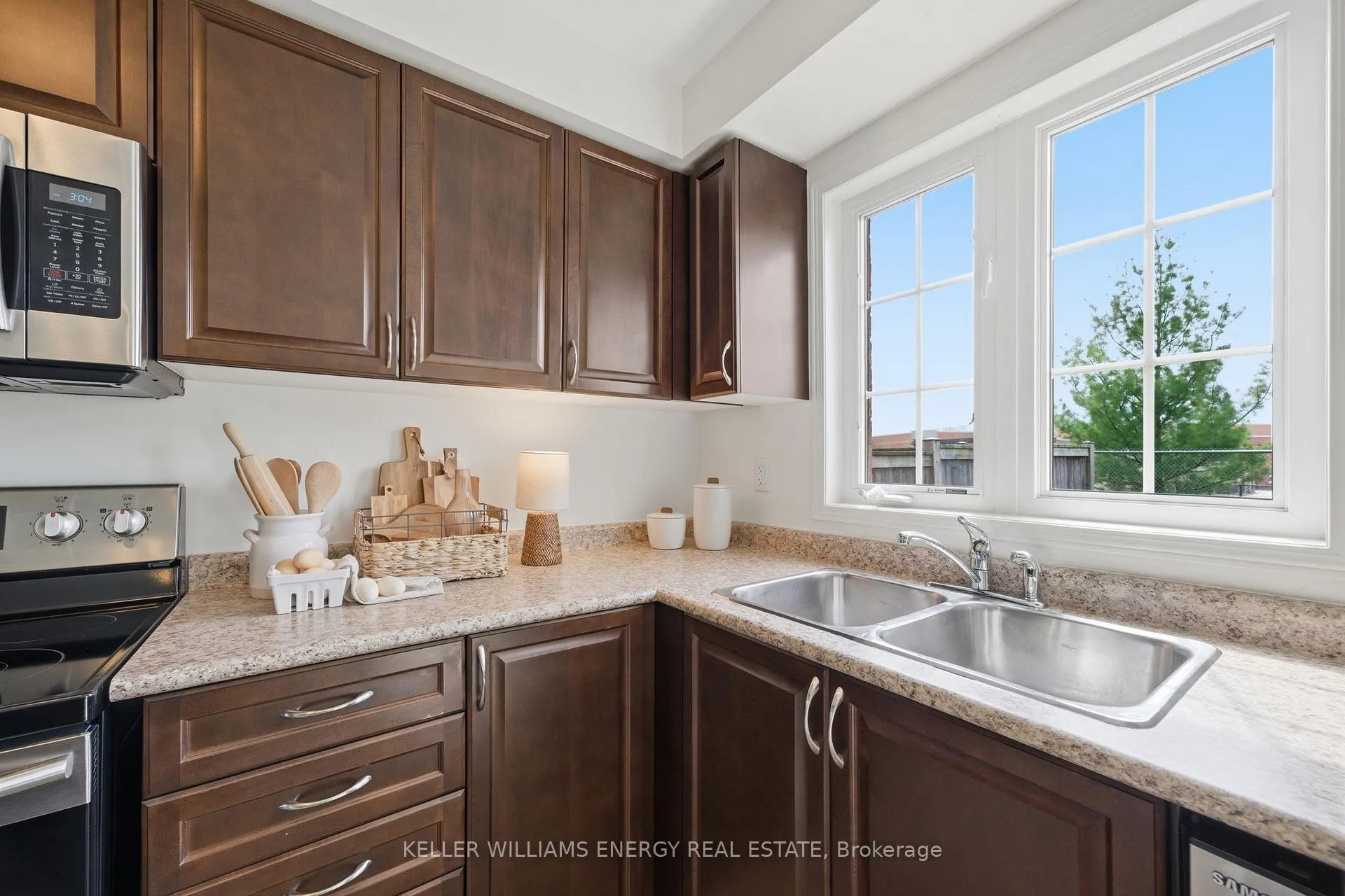 Photo 7 of 1748 Gower Drive, Oshawa, Taunton — HOMEH