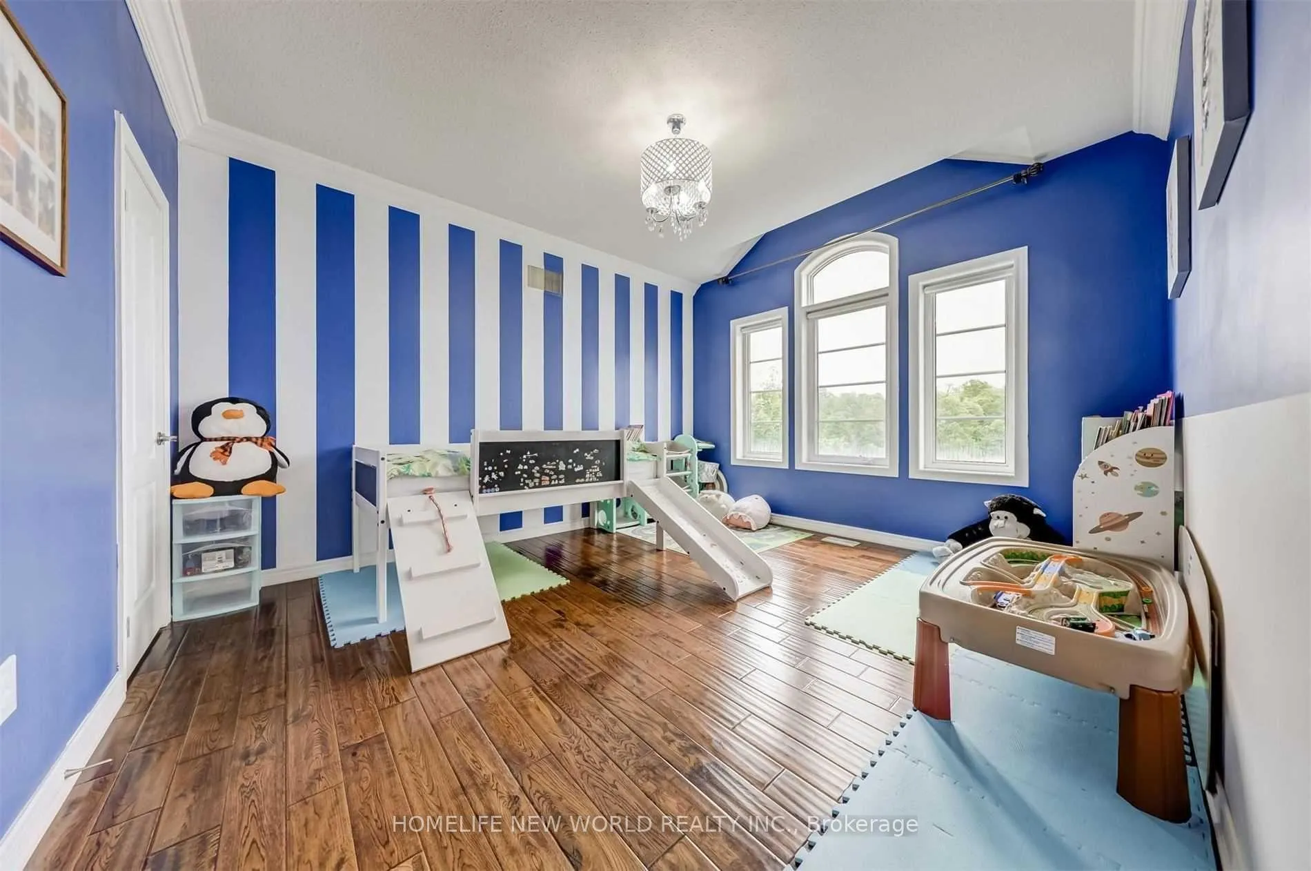 Photo 23 of 48 Roy Harper Avenue, Aurora, Rural Aurora — HOMEH