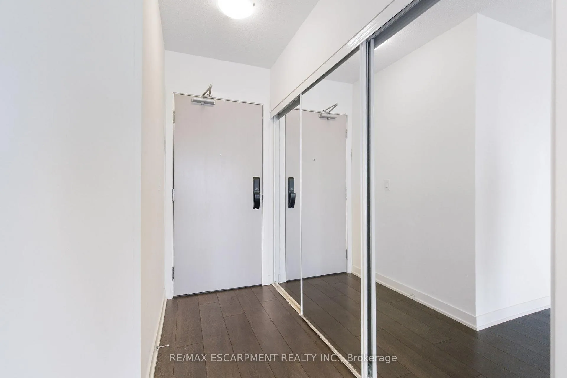 Photo 5 of Unit B706, 3200 Dakota Common, Burlington, Alton — HOMEH