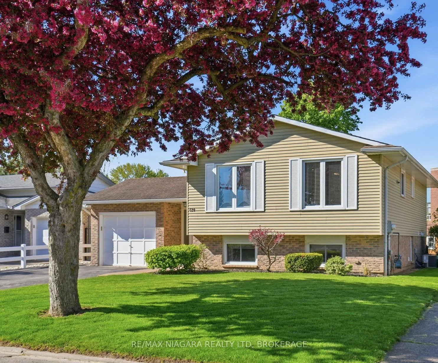 Photo 2 of 129 Elma Street, St. Catharines, Lakeport — HOMEH