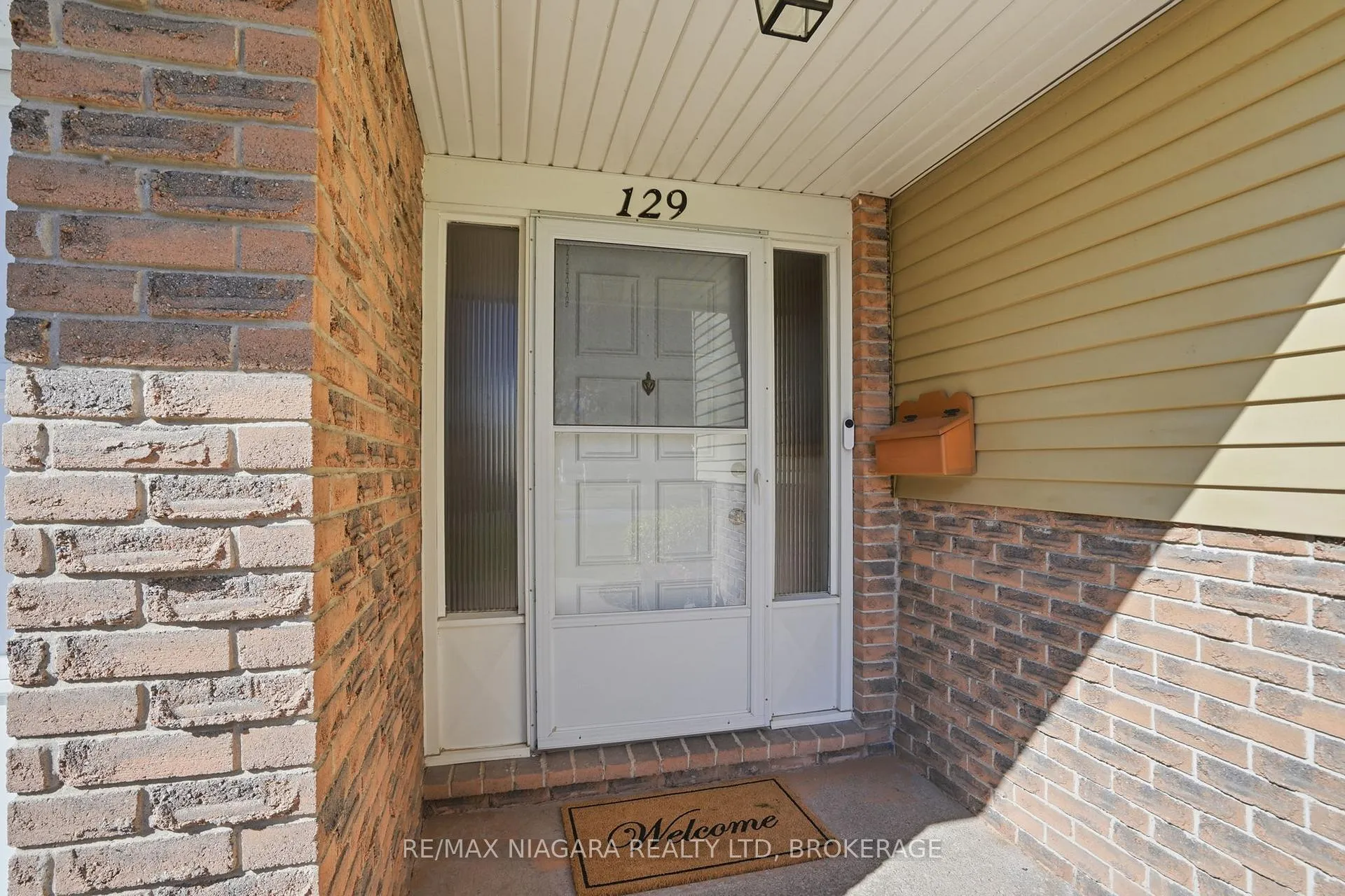 Photo 3 of 129 Elma Street, St. Catharines, Lakeport — HOMEH