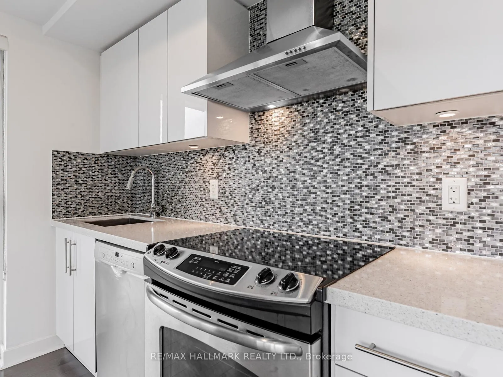 Photo 14 of Unit 1702, 58 Orchard View Boulevard, Toronto, Yonge-Eglinton — HOMEH