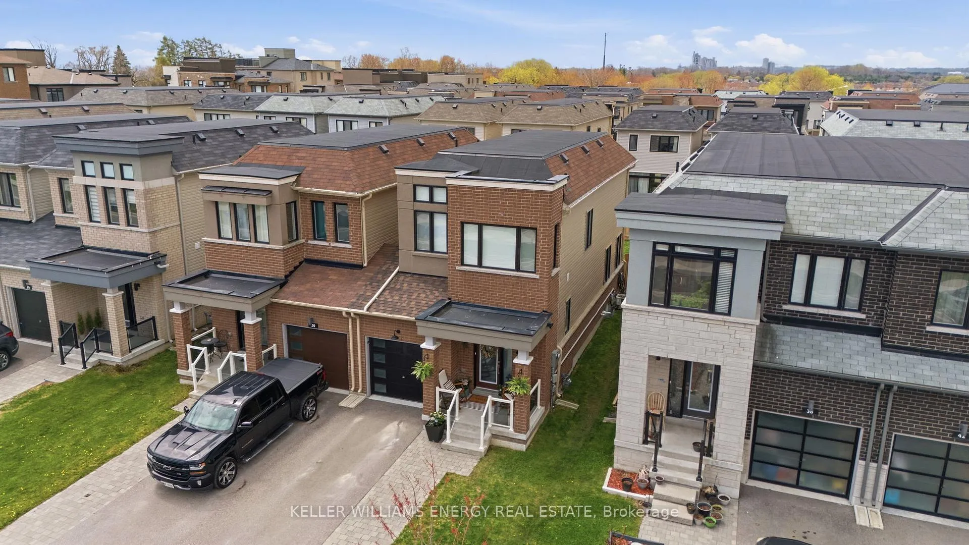 Photo 3 of 34 Larkin Lane, Clarington, Bowmanville — HOMEH