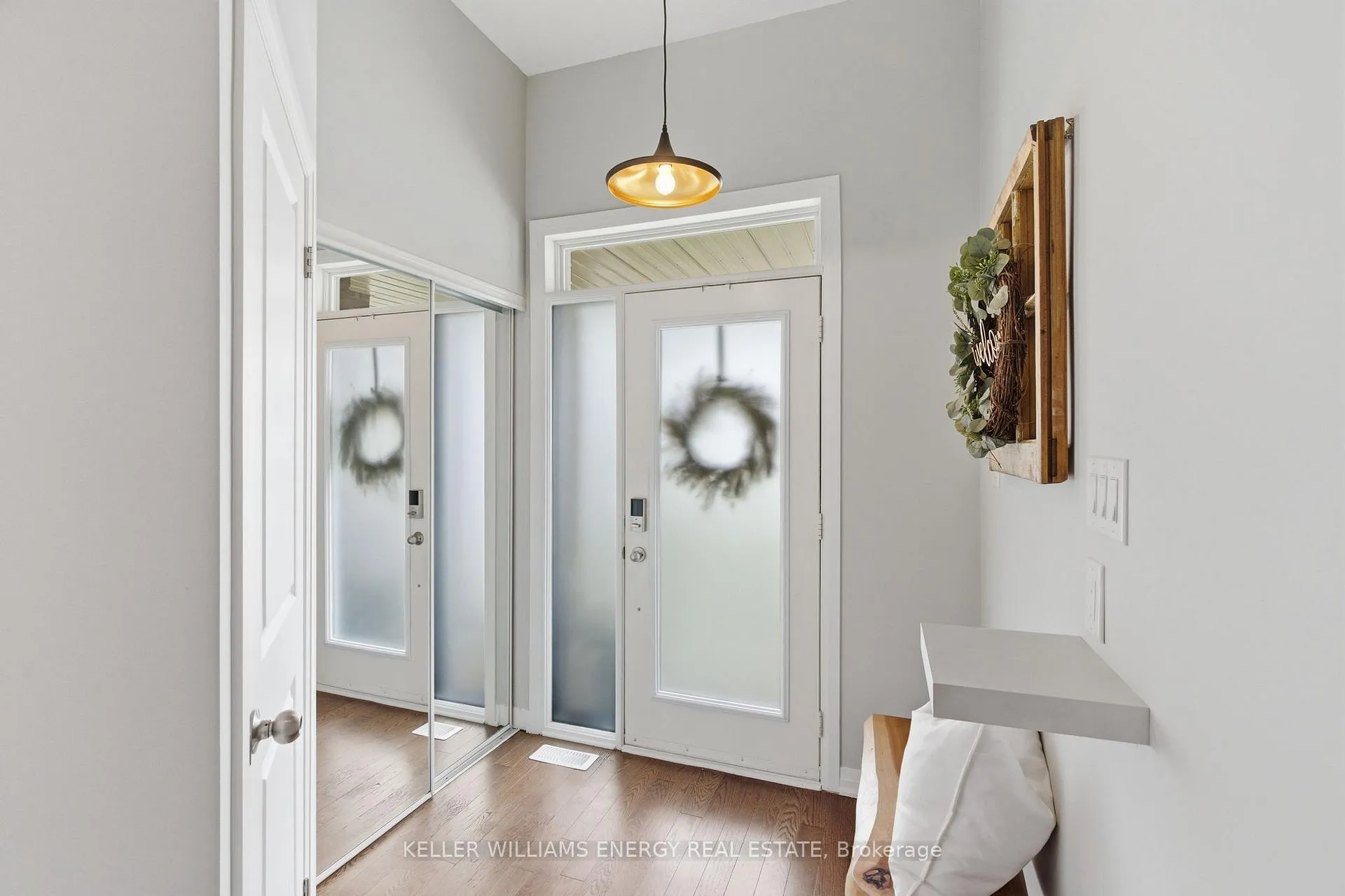 Photo 4 of 34 Larkin Lane, Clarington, Bowmanville — HOMEH