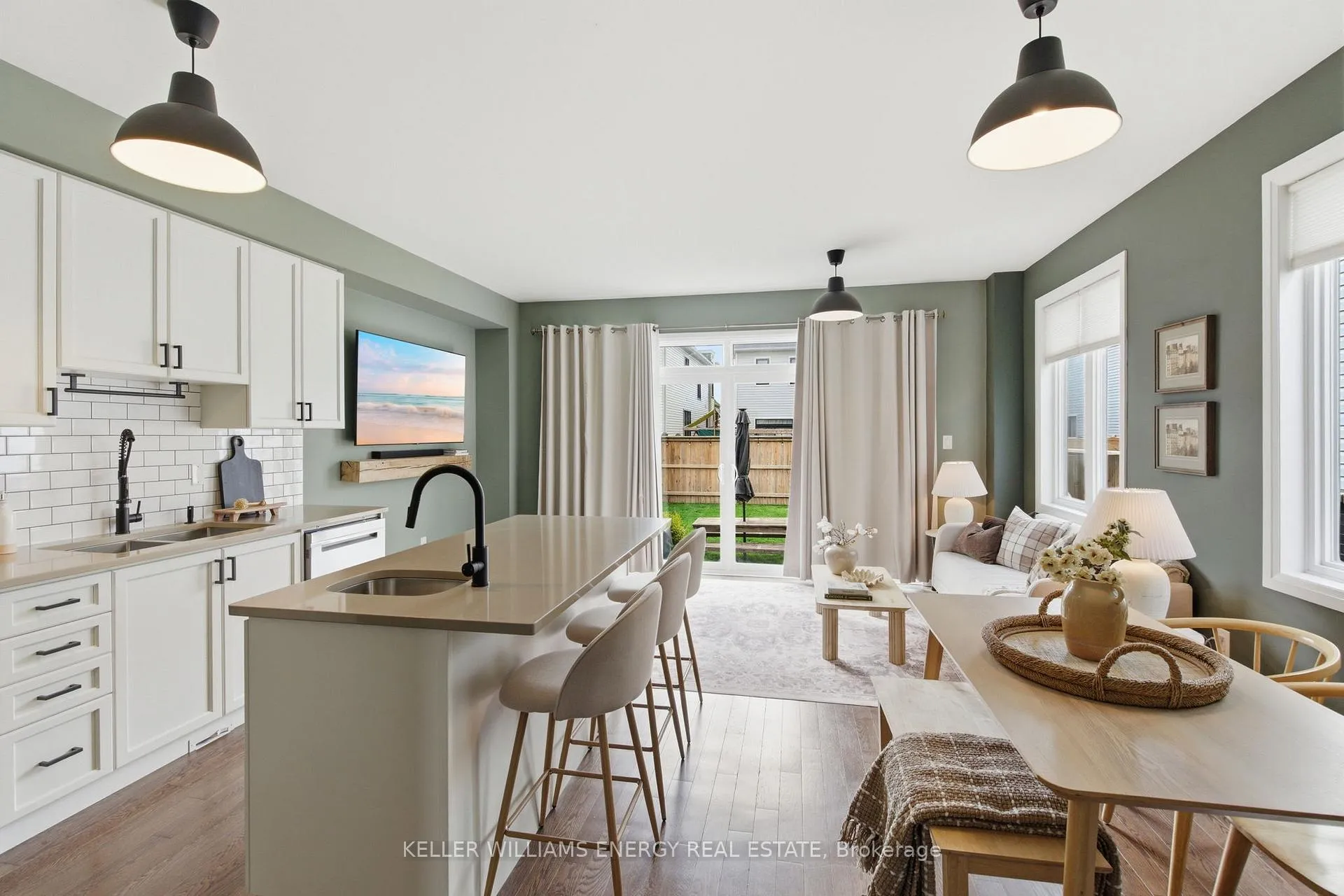 Photo 11 of 34 Larkin Lane, Clarington, Bowmanville — HOMEH
