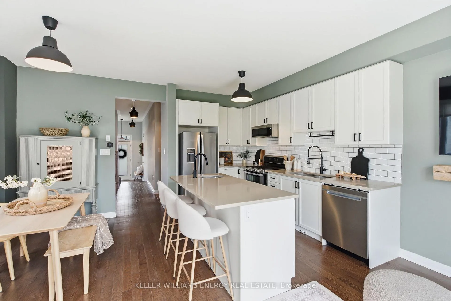 Photo 12 of 34 Larkin Lane, Clarington, Bowmanville — HOMEH