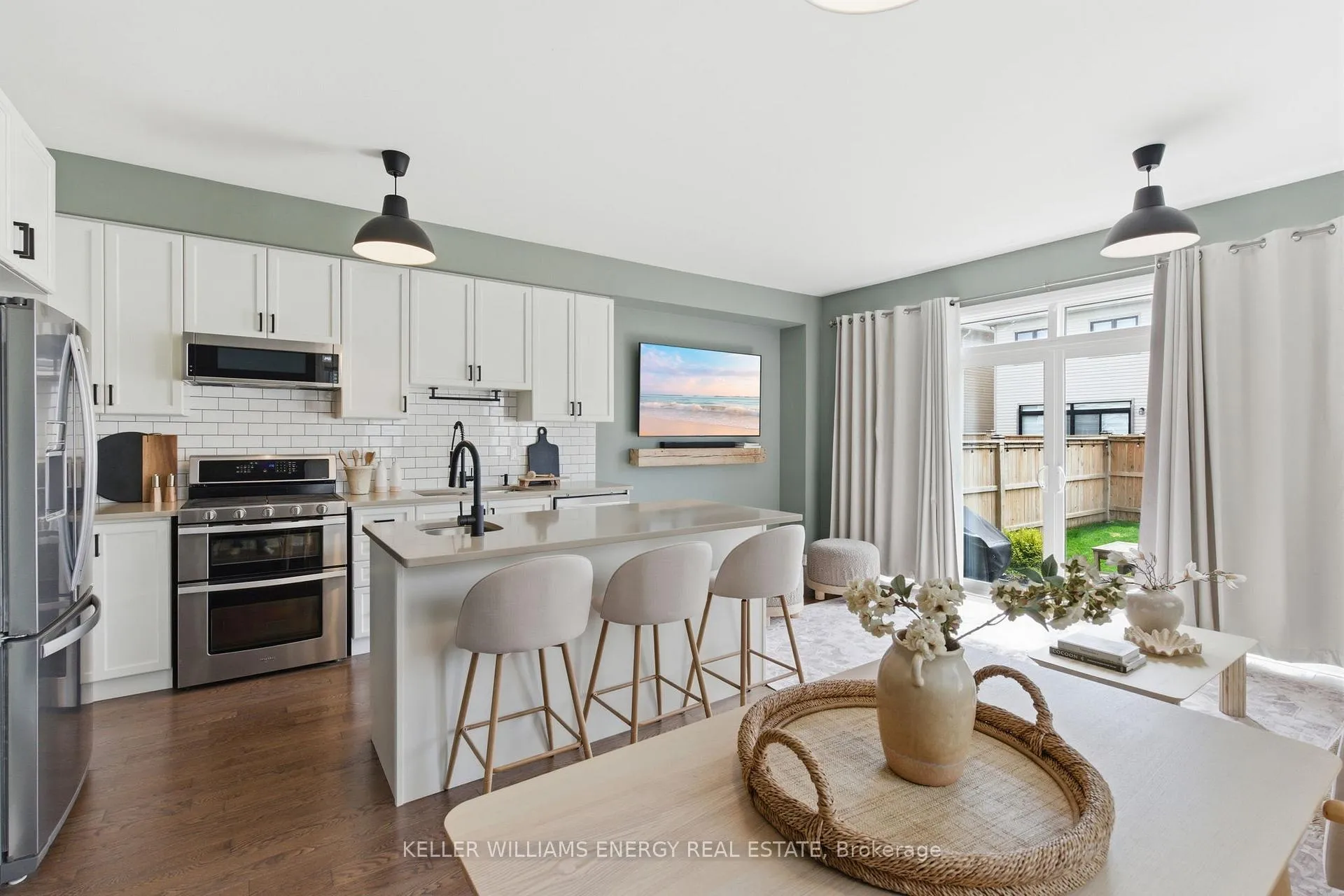 Photo 14 of 34 Larkin Lane, Clarington, Bowmanville — HOMEH
