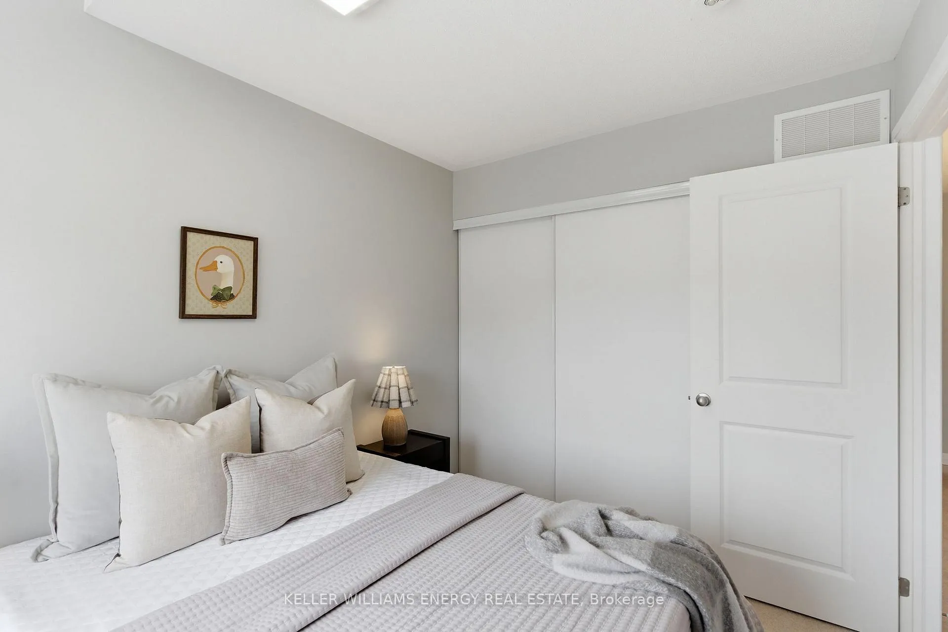 Photo 25 of 34 Larkin Lane, Clarington, Bowmanville — HOMEH