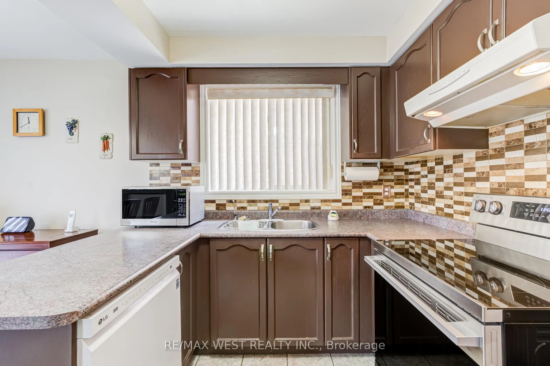 Photo 23 of 55 Pavin Crescent, Caledon, Bolton East — HOMEH