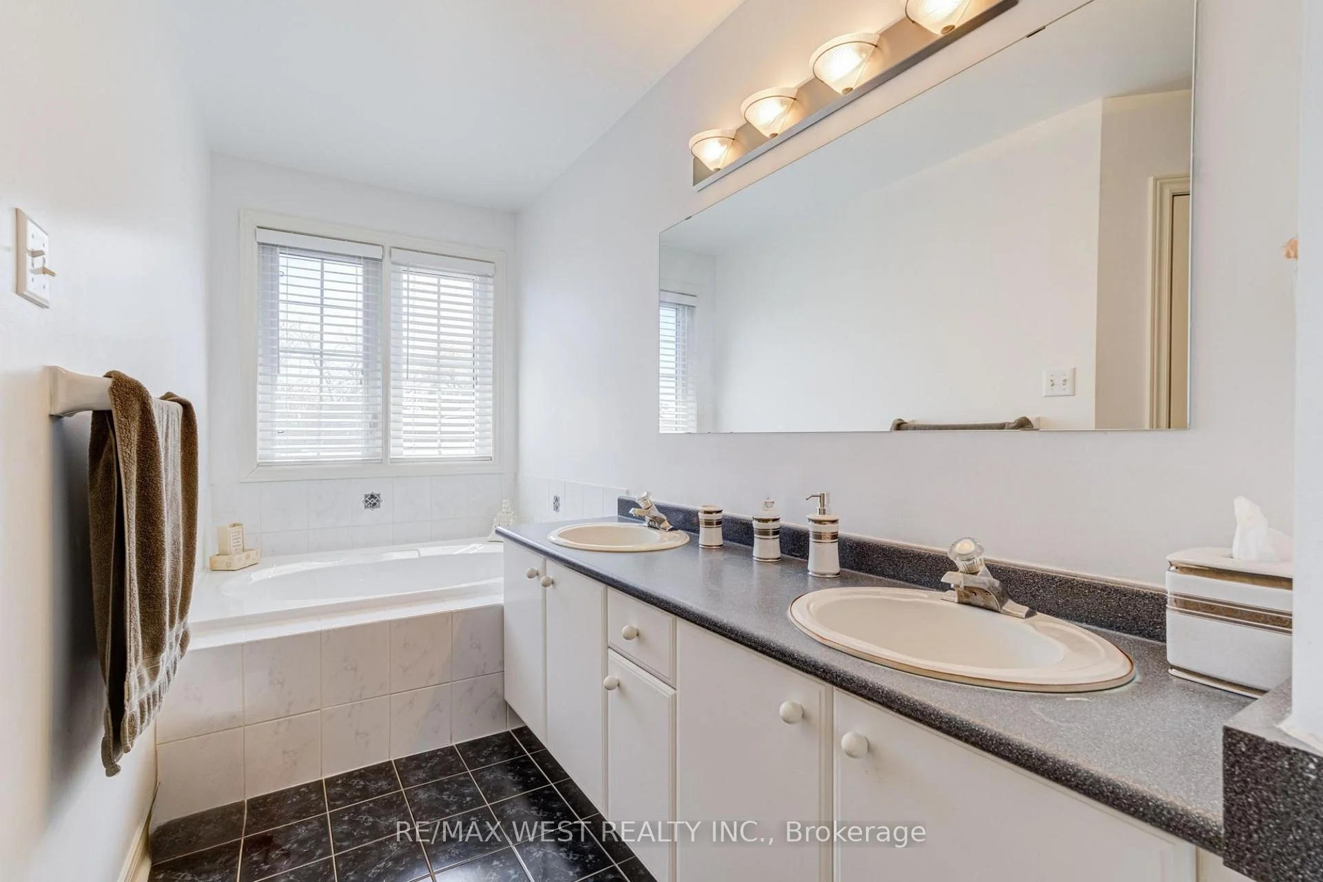 Photo 34 of 55 Pavin Crescent, Caledon, Bolton East — HOMEH