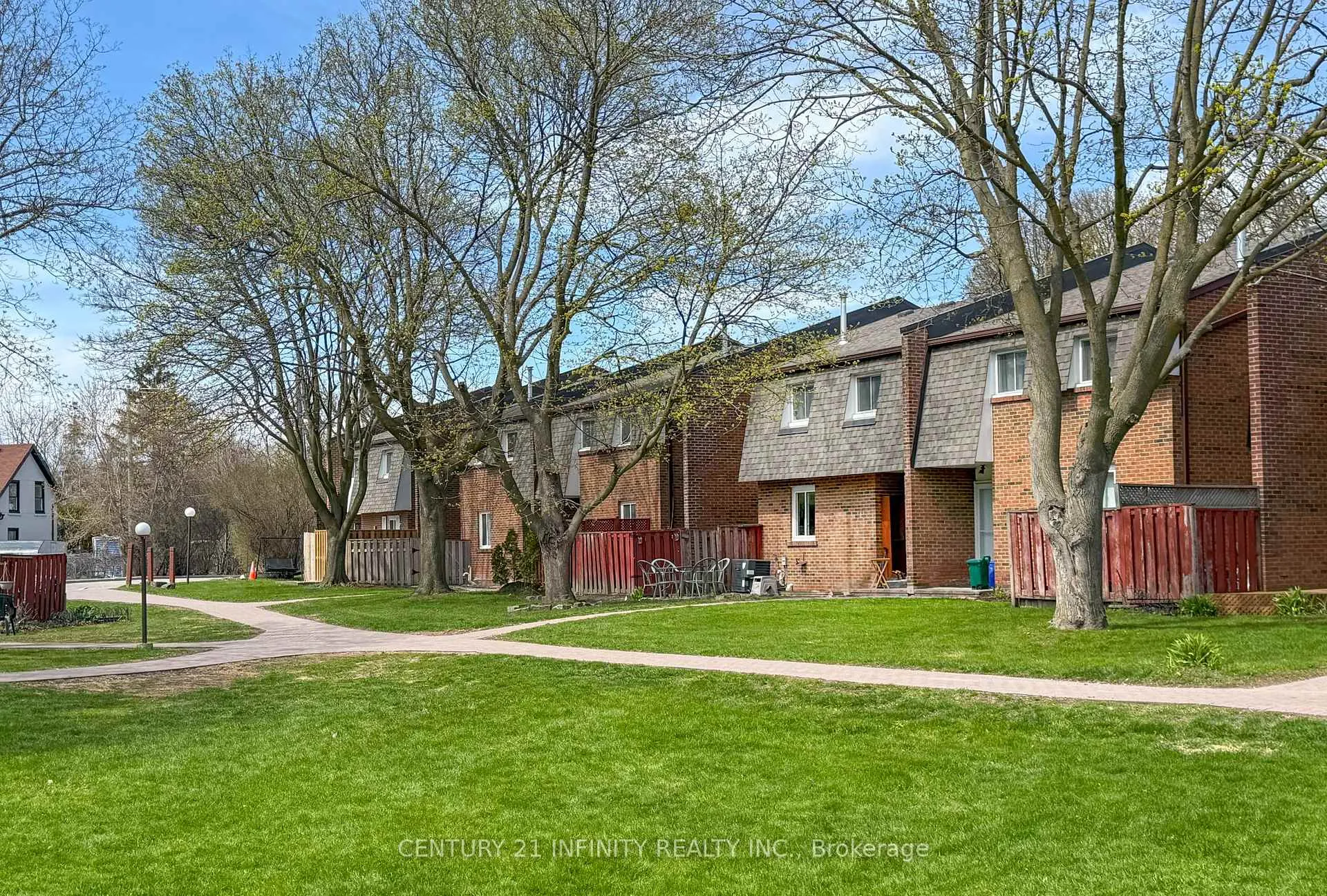 Photo 2 of Unit 33, 101 Dovedale Drive, Whitby, Downtown Whitby — HOMEH