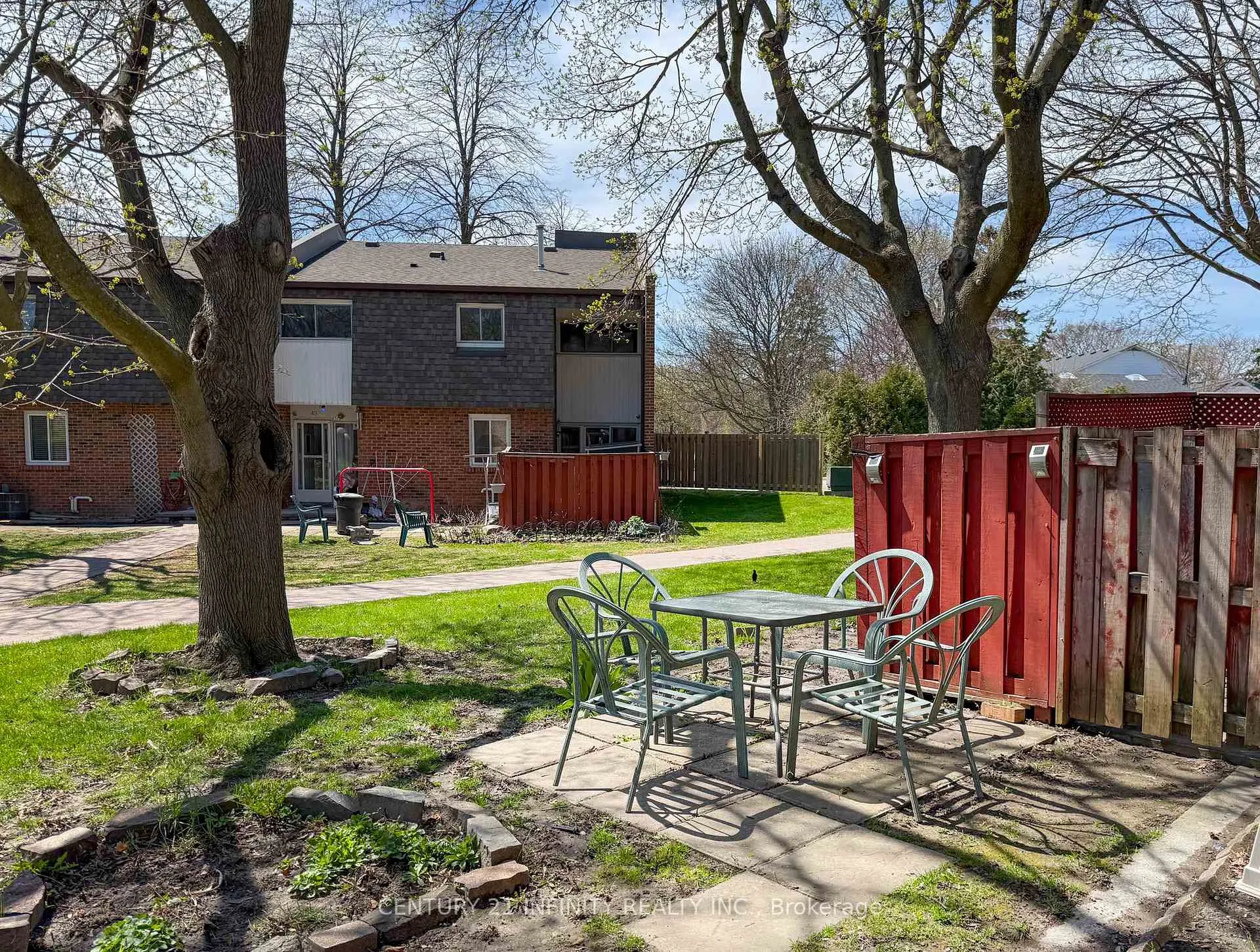 Photo 4 of Unit 33, 101 Dovedale Drive, Whitby, Downtown Whitby — HOMEH