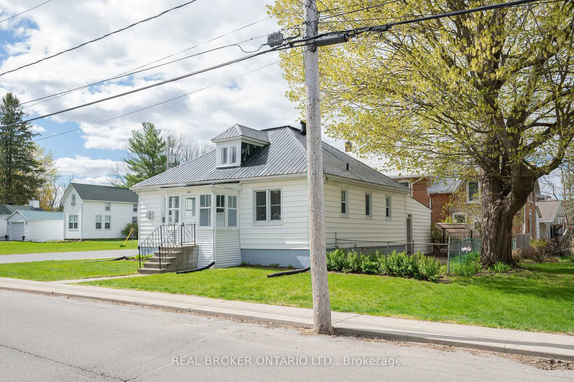 Photo 4 of 216 Thomas Street, North Grenville, Kemptville — HOMEH