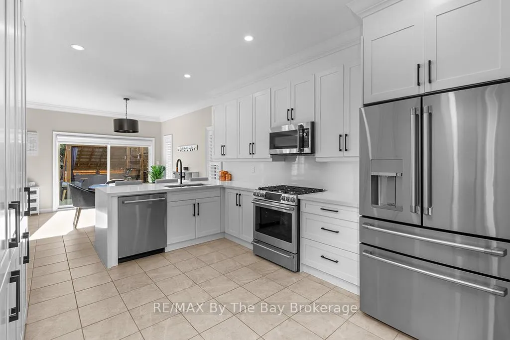 Photo 7 of 6 Academy Avenue, Wasaga Beach — HOMEH