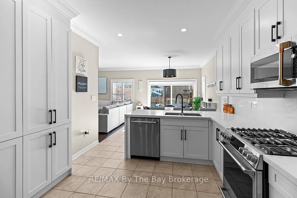 Photo 8 of 6 Academy Avenue, Wasaga Beach — HOMEH