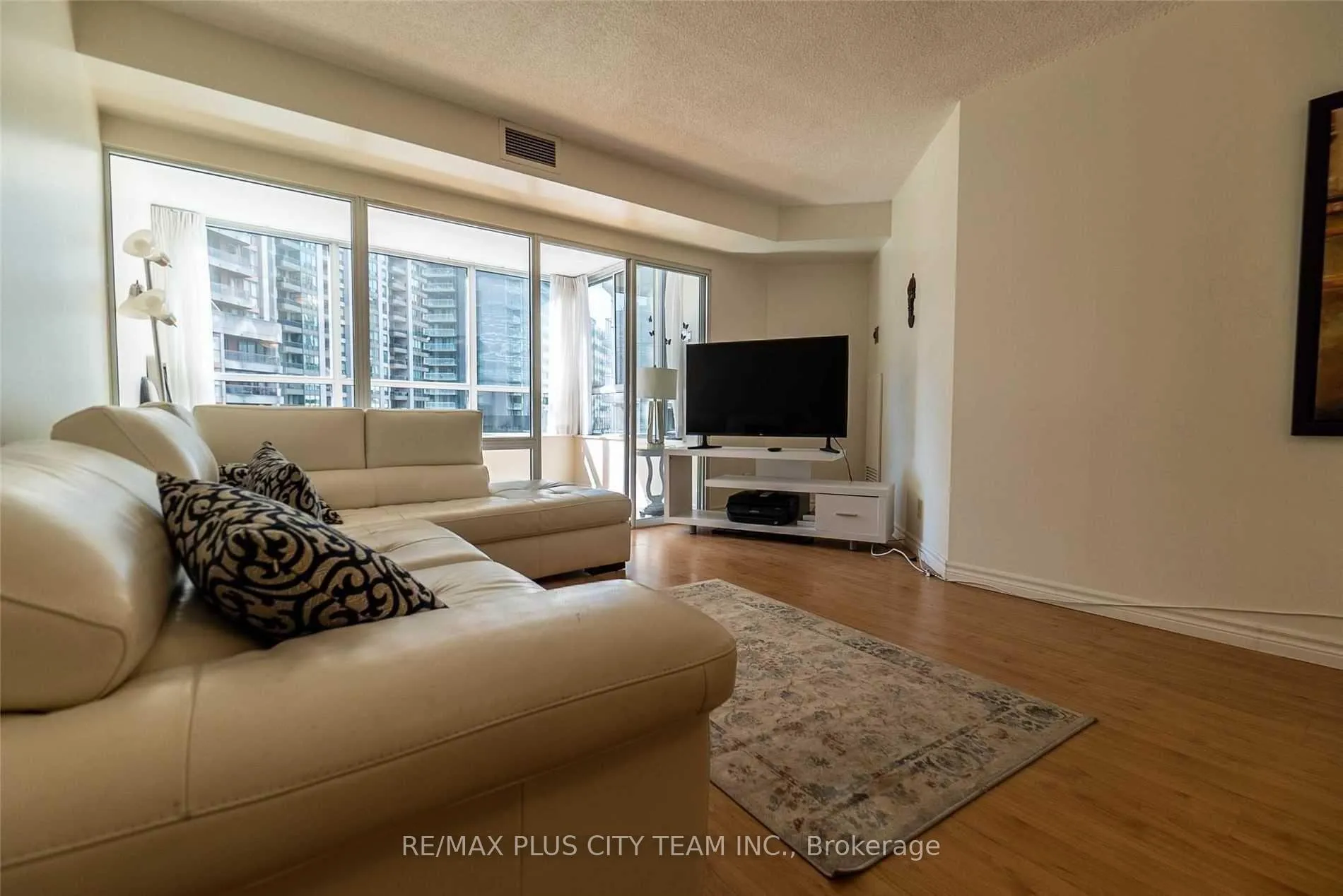 Photo 4 of Unit 708, 717 Bay Street, Toronto, Bay Street Corridor — HOMEH
