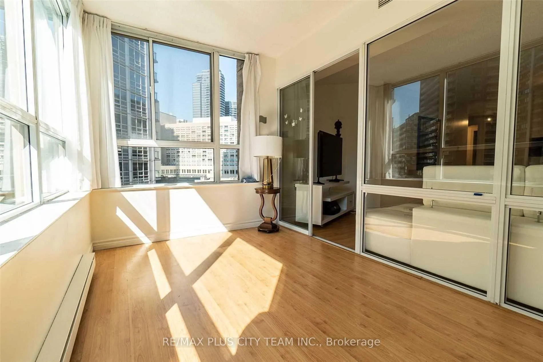 Photo 6 of Unit 708, 717 Bay Street, Toronto, Bay Street Corridor — HOMEH