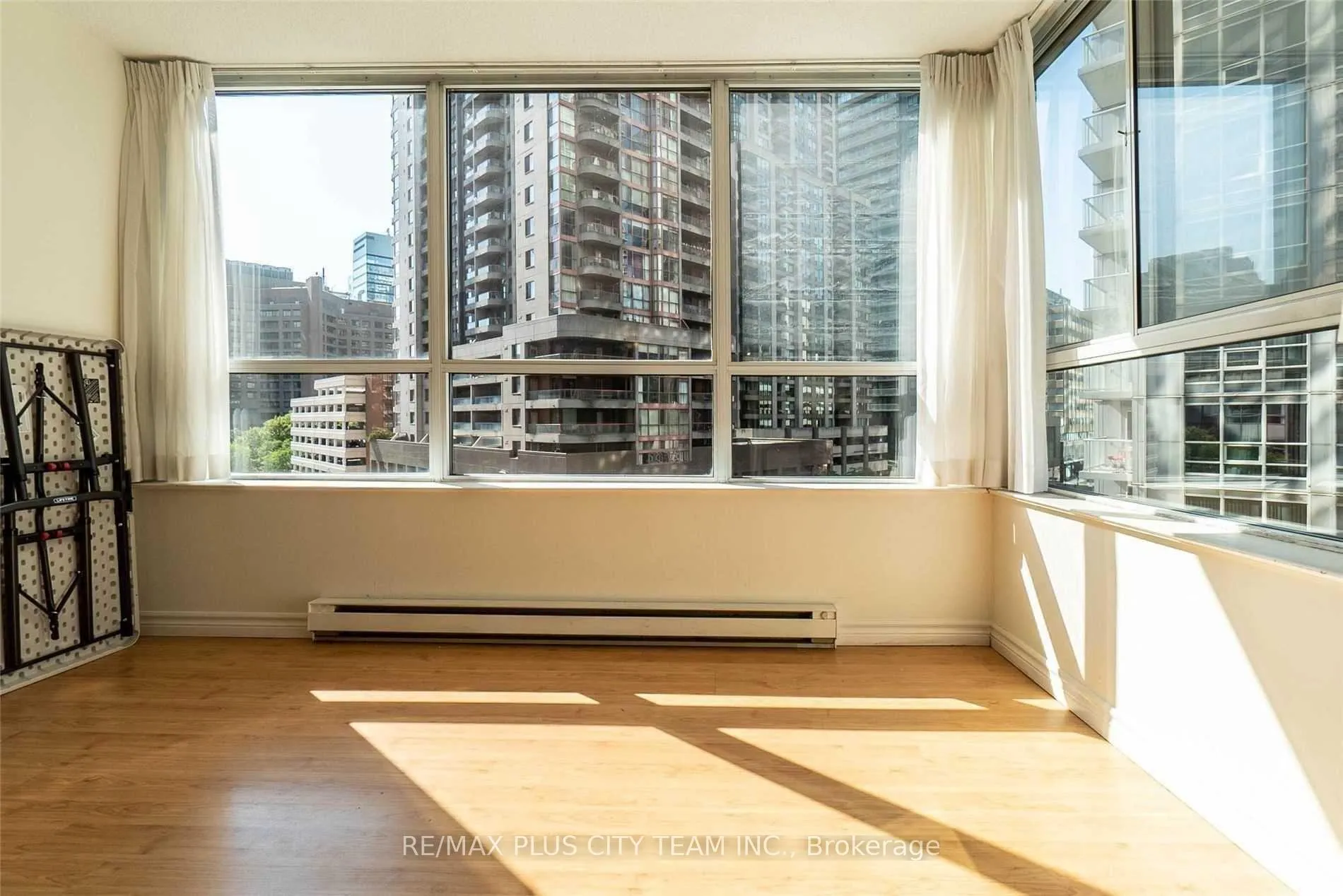 Photo 7 of Unit 708, 717 Bay Street, Toronto, Bay Street Corridor — HOMEH