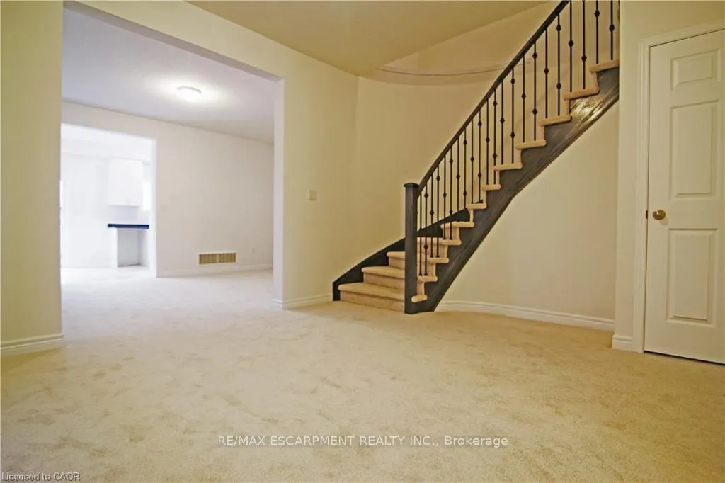 Photo 3 of 204 Lormont Boulevard, Hamilton, Stoney Creek Mountain — HOMEH