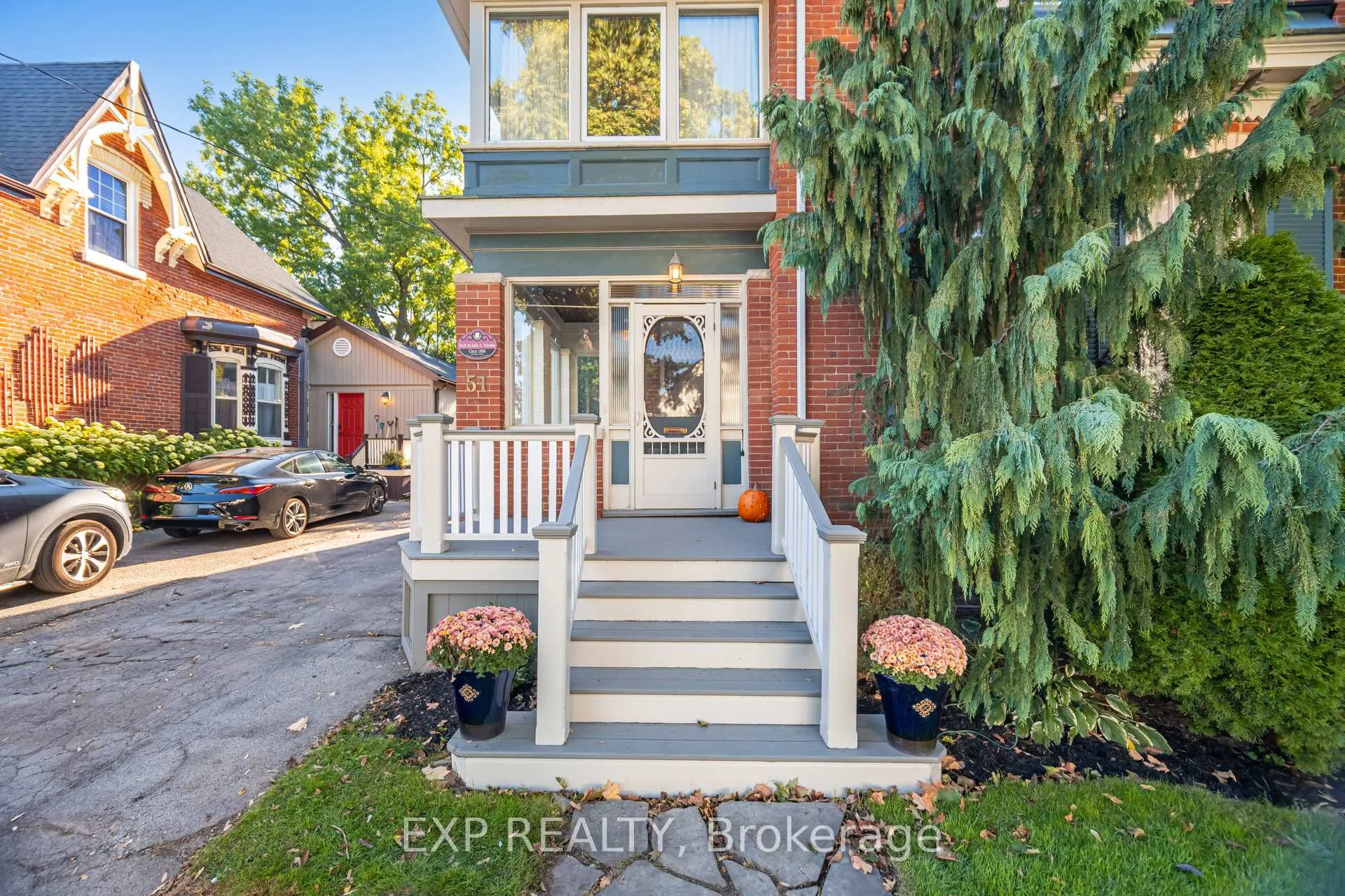 Photo 4 of 51 Chapel Street, Brampton, Downtown Brampton — HOMEH