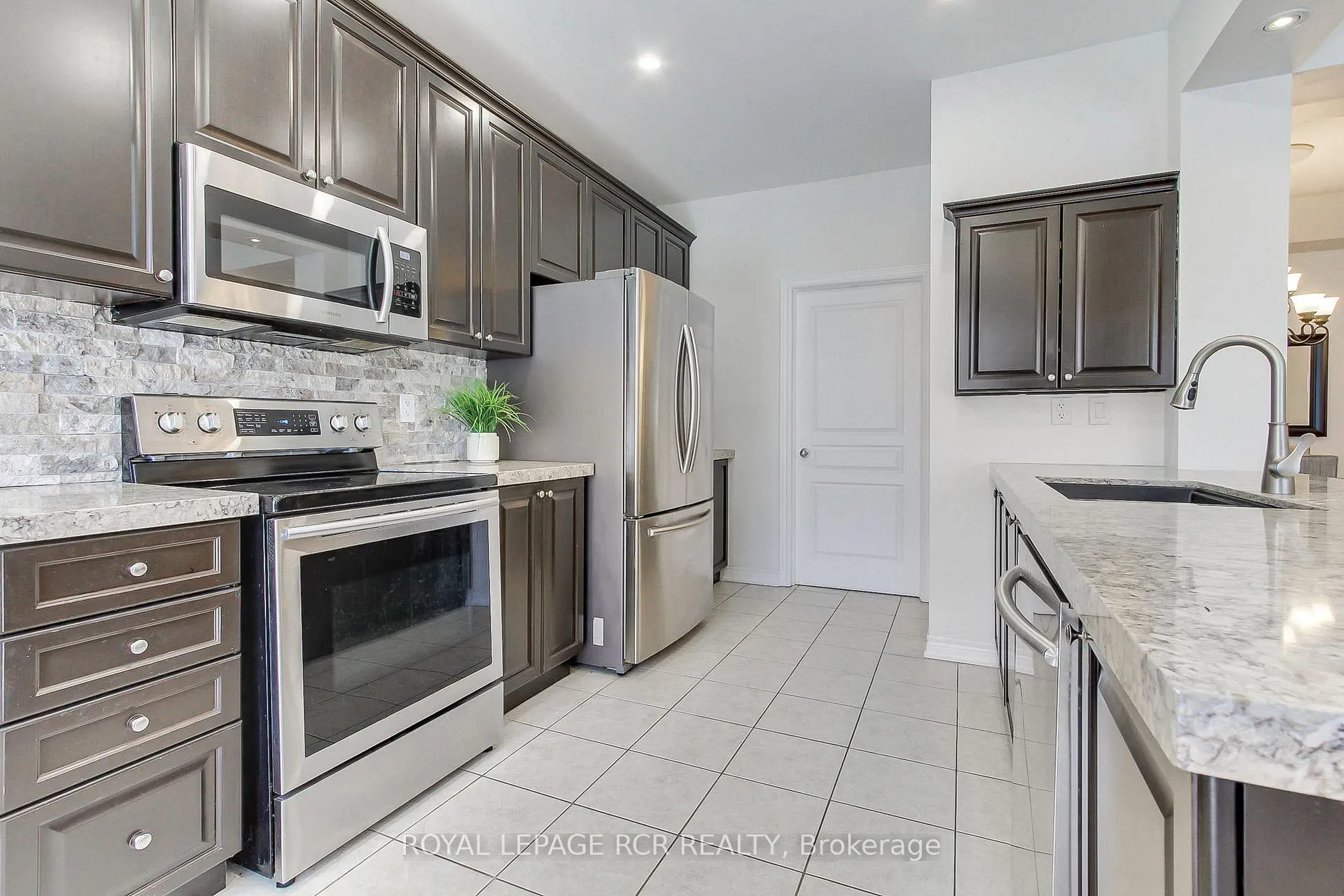 Photo 11 of 19 Wyndham Circle, Georgina, Sutton & Jackson's Point — HOMEH