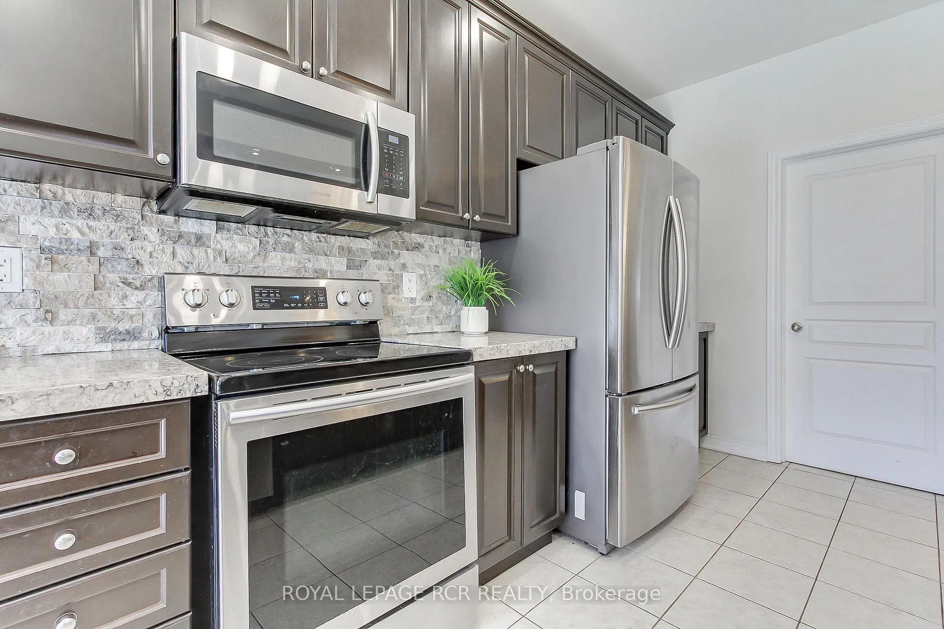 Photo 12 of 19 Wyndham Circle, Georgina, Sutton & Jackson's Point — HOMEH