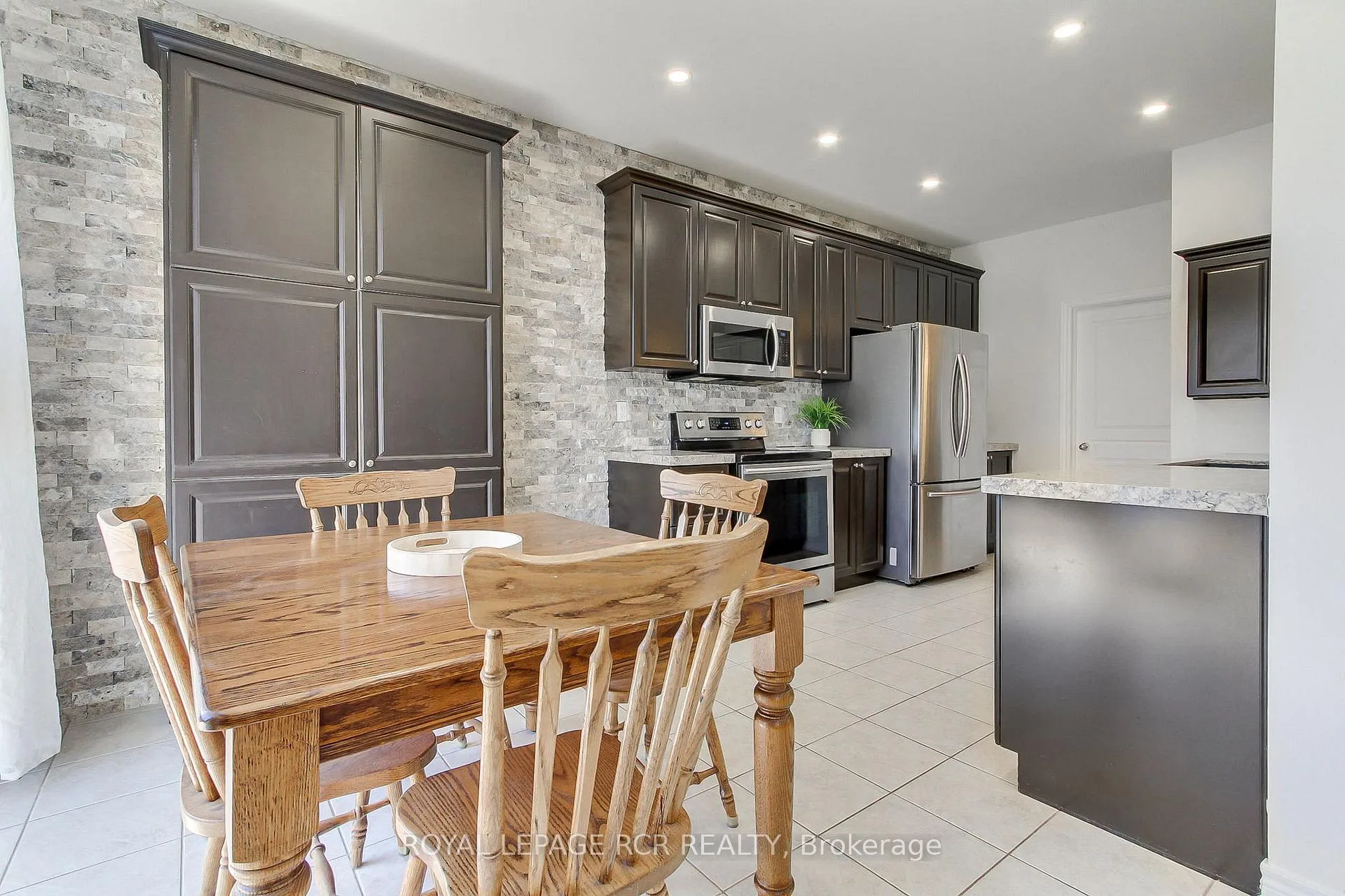 Photo 17 of 19 Wyndham Circle, Georgina, Sutton & Jackson's Point — HOMEH