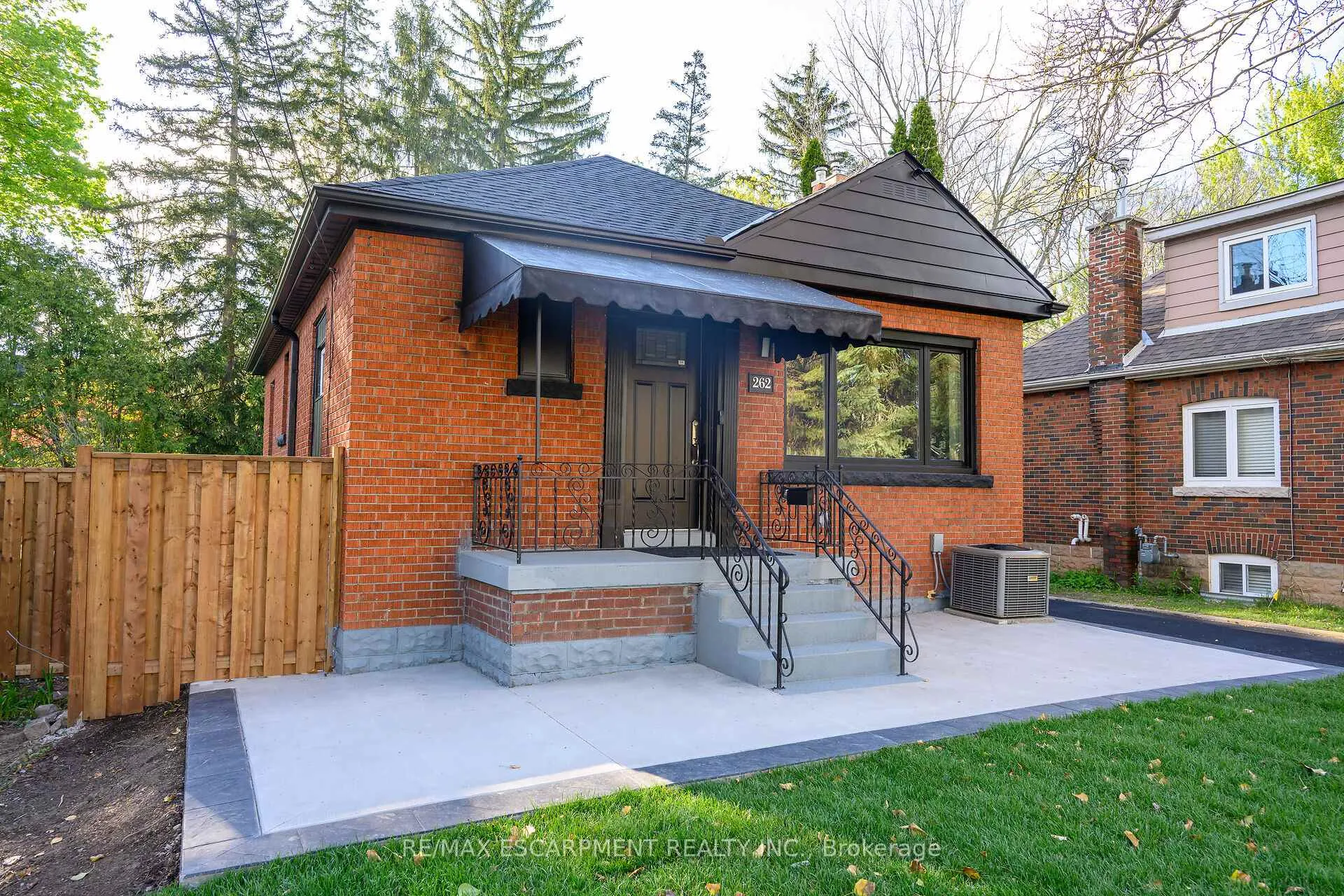 Photo 2 of 262 Broadway Avenue, Hamilton, Ainslie Wood — HOMEH