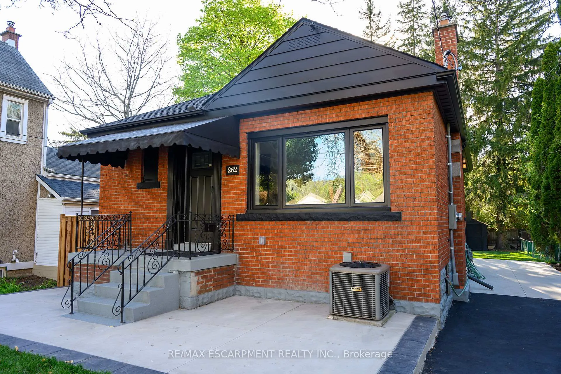 Photo 3 of 262 Broadway Avenue, Hamilton, Ainslie Wood — HOMEH