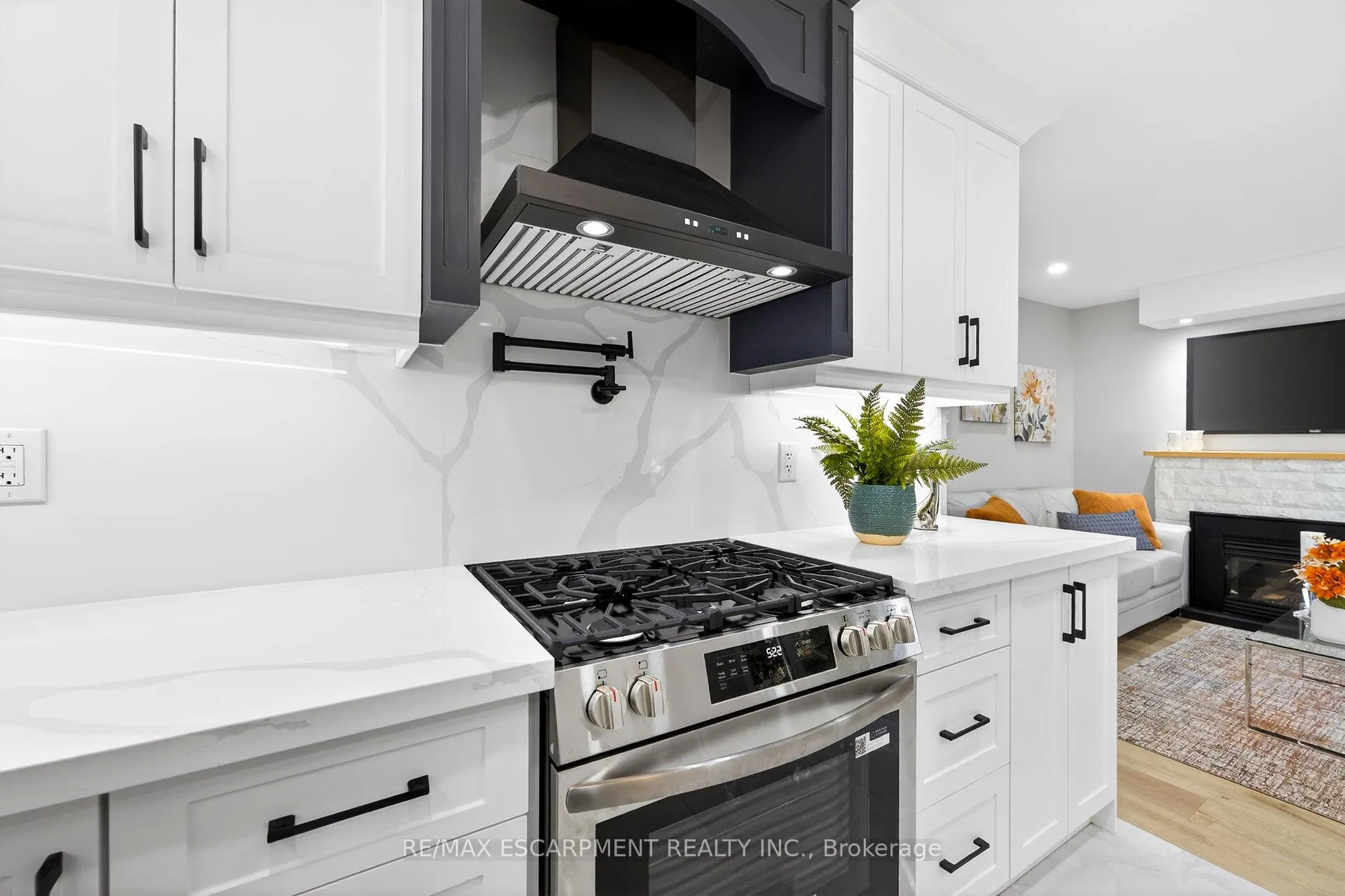 Photo 10 of 262 Broadway Avenue, Hamilton, Ainslie Wood — HOMEH