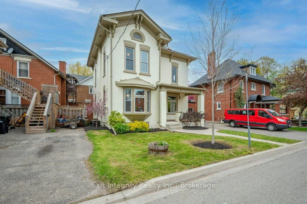 Photo 3 of 12 Clarence Place, Kitchener — HOMEH