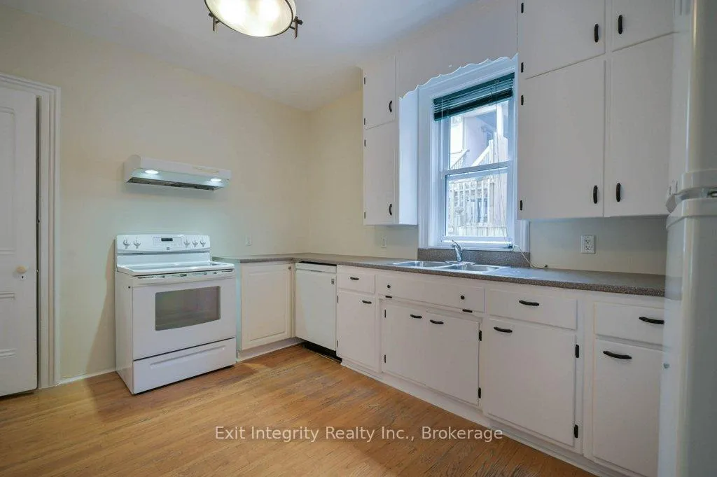 Photo 11 of 12 Clarence Place, Kitchener — HOMEH