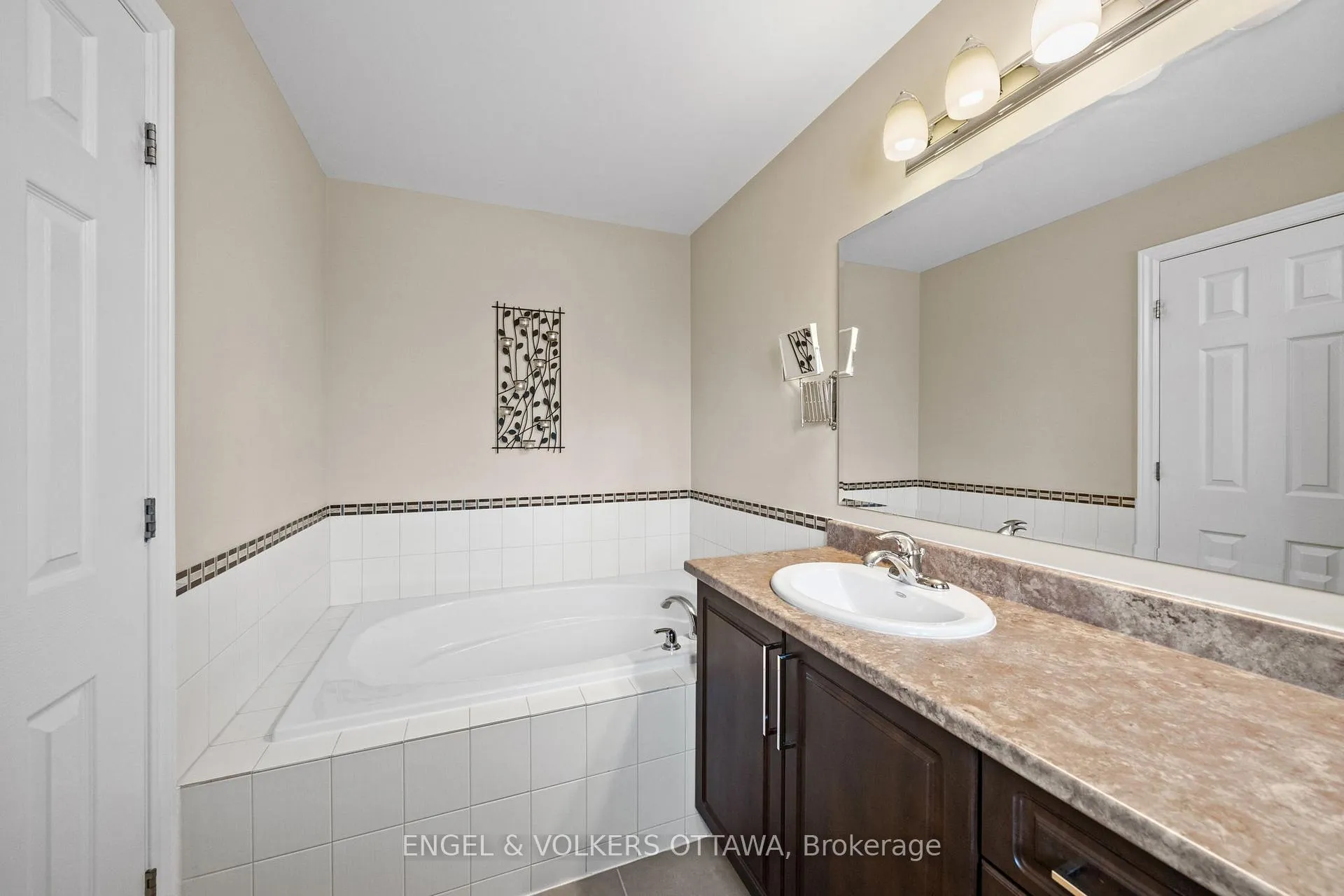 Photo 15 of 107 Mancini Way, Ottawa, Barrhaven - Strandherd — HOMEH
