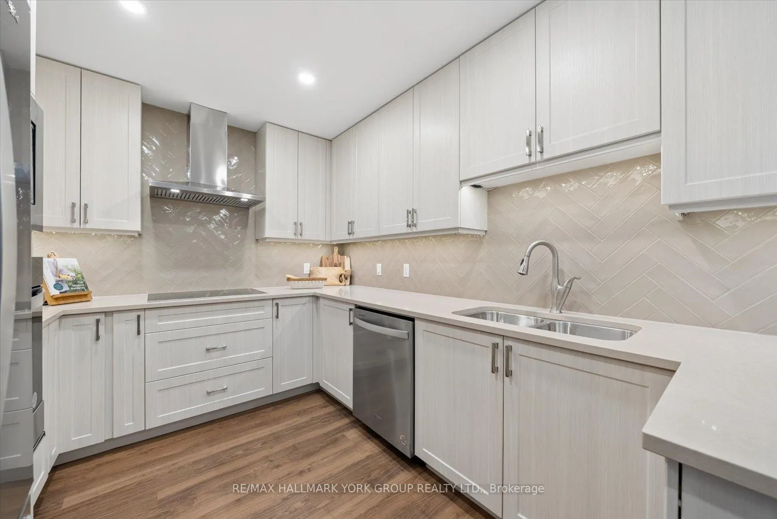 Photo 8 of Unit 402, 460 William Graham Drive, Aurora, Rural Aurora — HOMEH