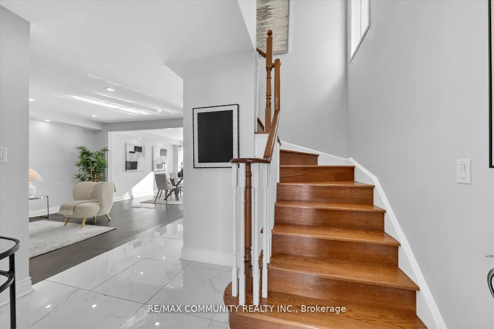 Photo 5 of 27 Merchant Avenue, Whitby, Williamsburg — HOMEH