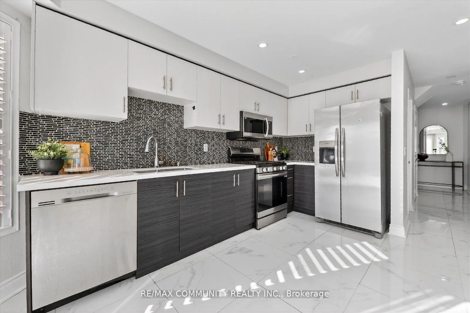 Photo 12 of 27 Merchant Avenue, Whitby, Williamsburg — HOMEH
