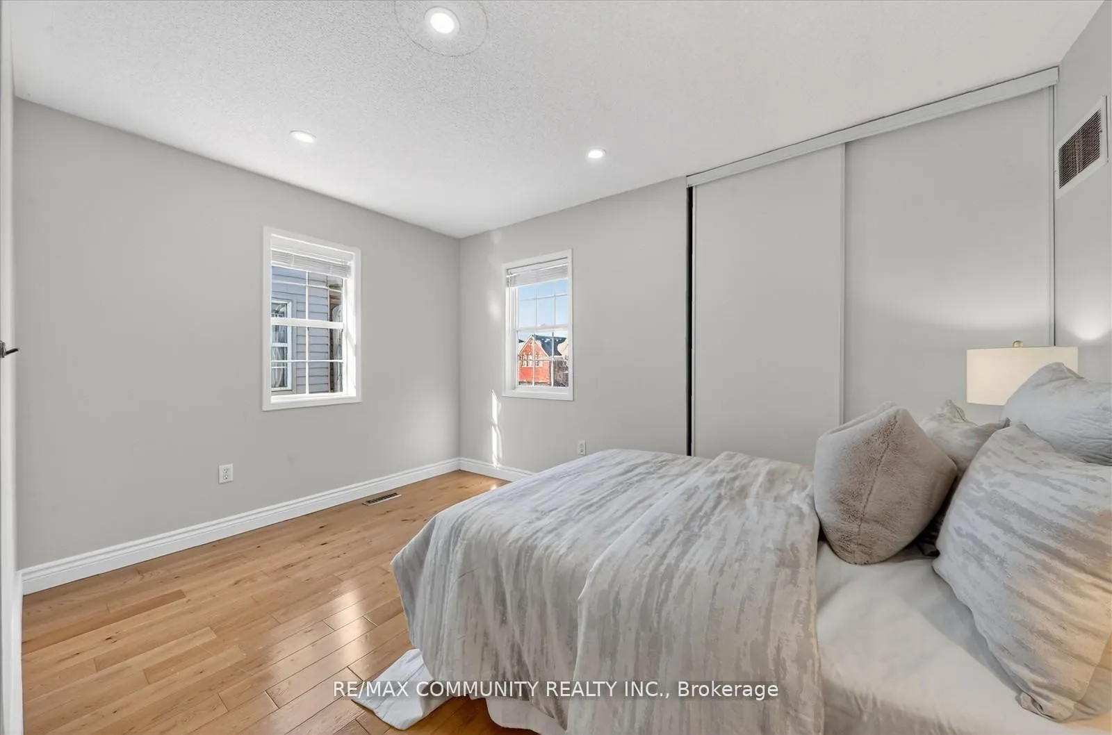 Photo 22 of 27 Merchant Avenue, Whitby, Williamsburg — HOMEH