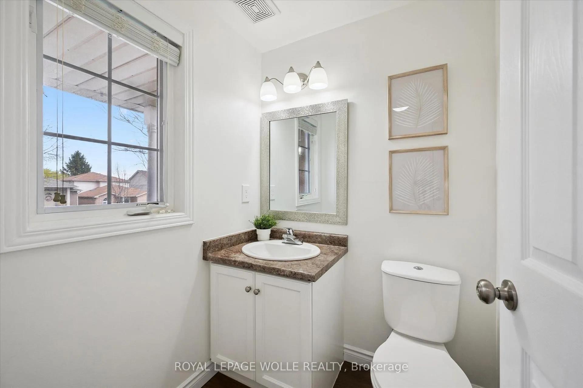 Photo 4 of 31 Tisdale Court, Kitchener — HOMEH