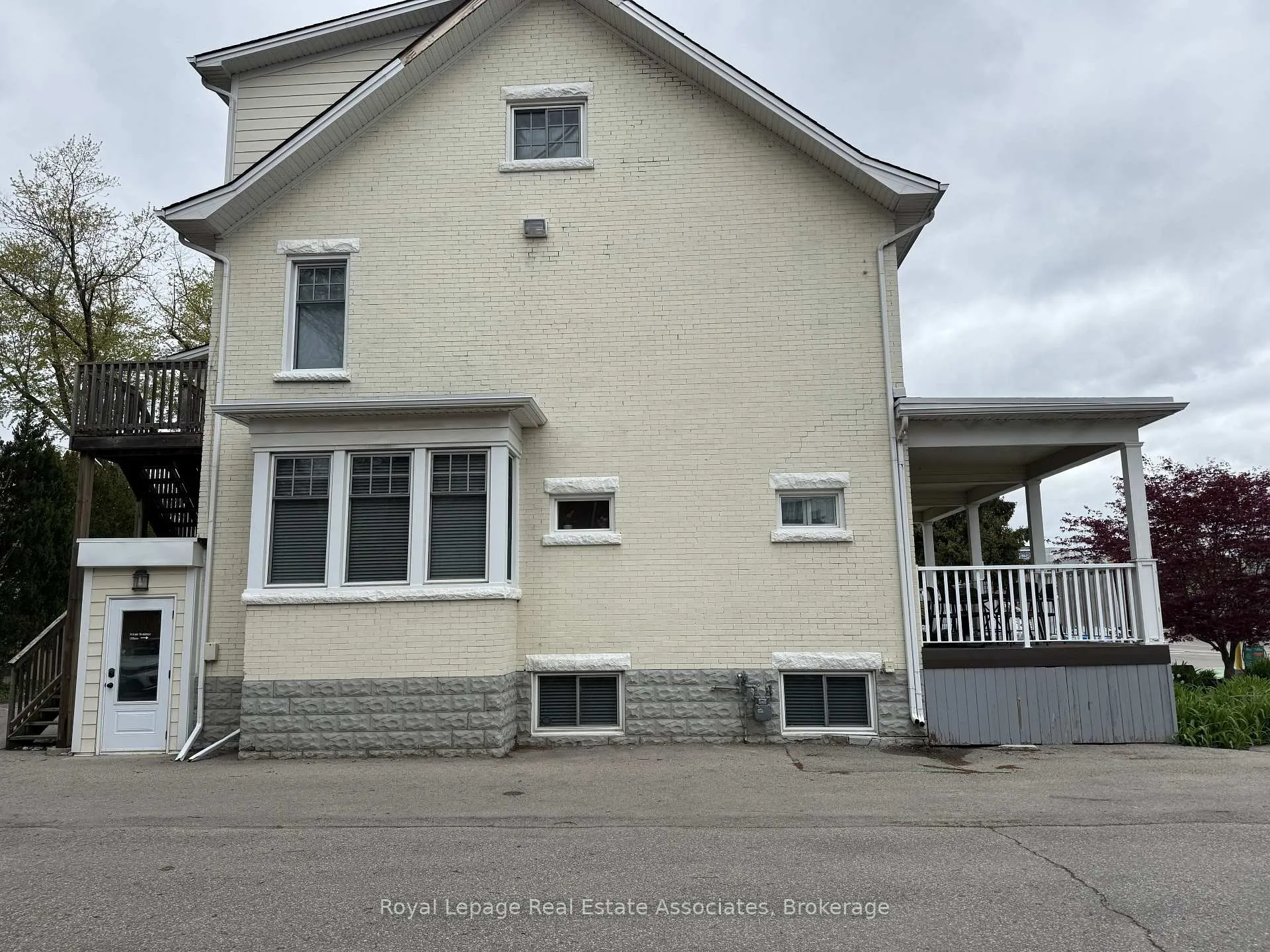 Photo 2 of Unit B, 600 Brant Street, Burlington, Brant — HOMEH