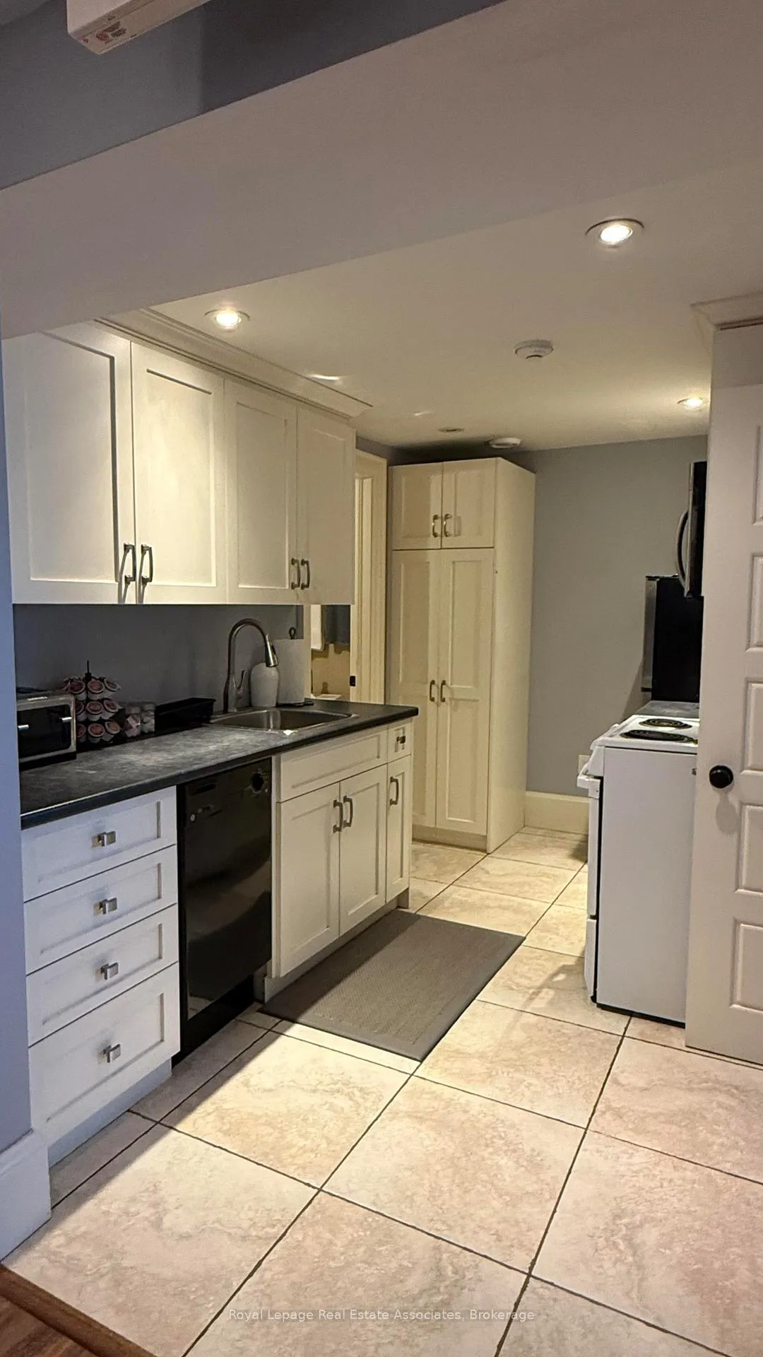 Photo 14 of Unit B, 600 Brant Street, Burlington, Brant — HOMEH
