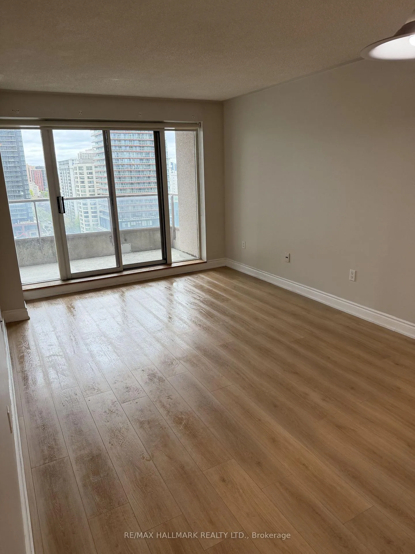 Photo 6 of Unit 1608, 909 Bay Street, Toronto, Bay Street Corridor — HOMEH