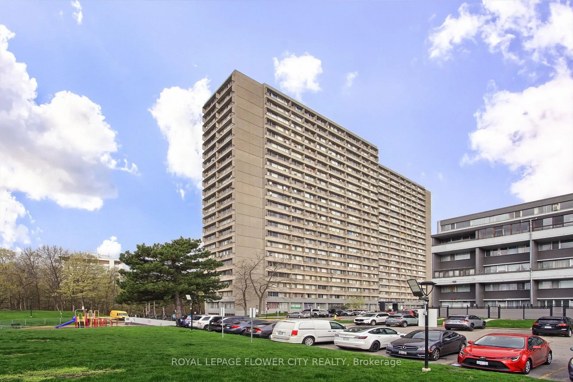 Photo 2 of Unit 909, 10 Sunny Glen Way, Toronto, Flemingdon Park — HOMEH