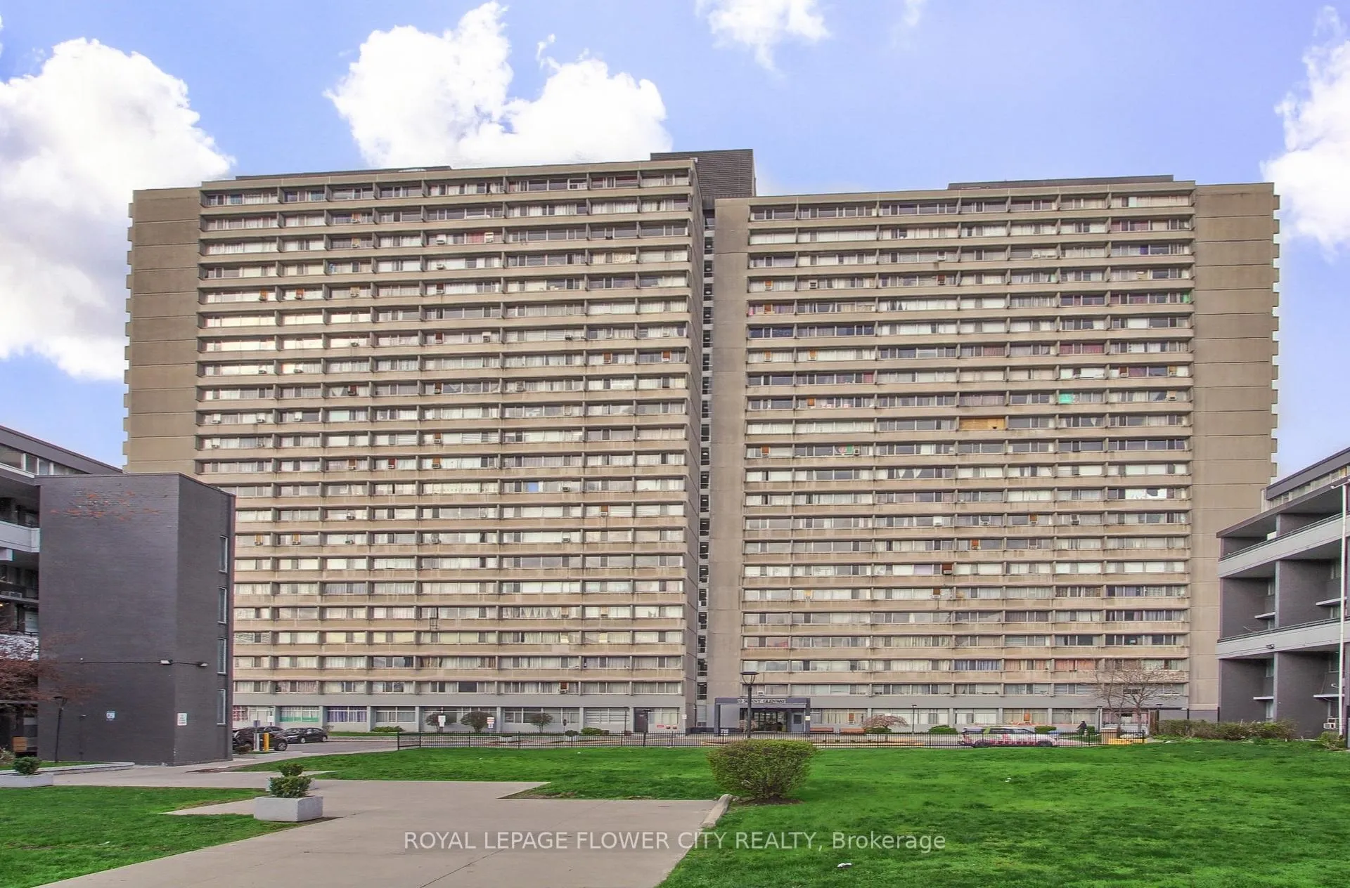 Photo 3 of Unit 909, 10 Sunny Glen Way, Toronto, Flemingdon Park — HOMEH