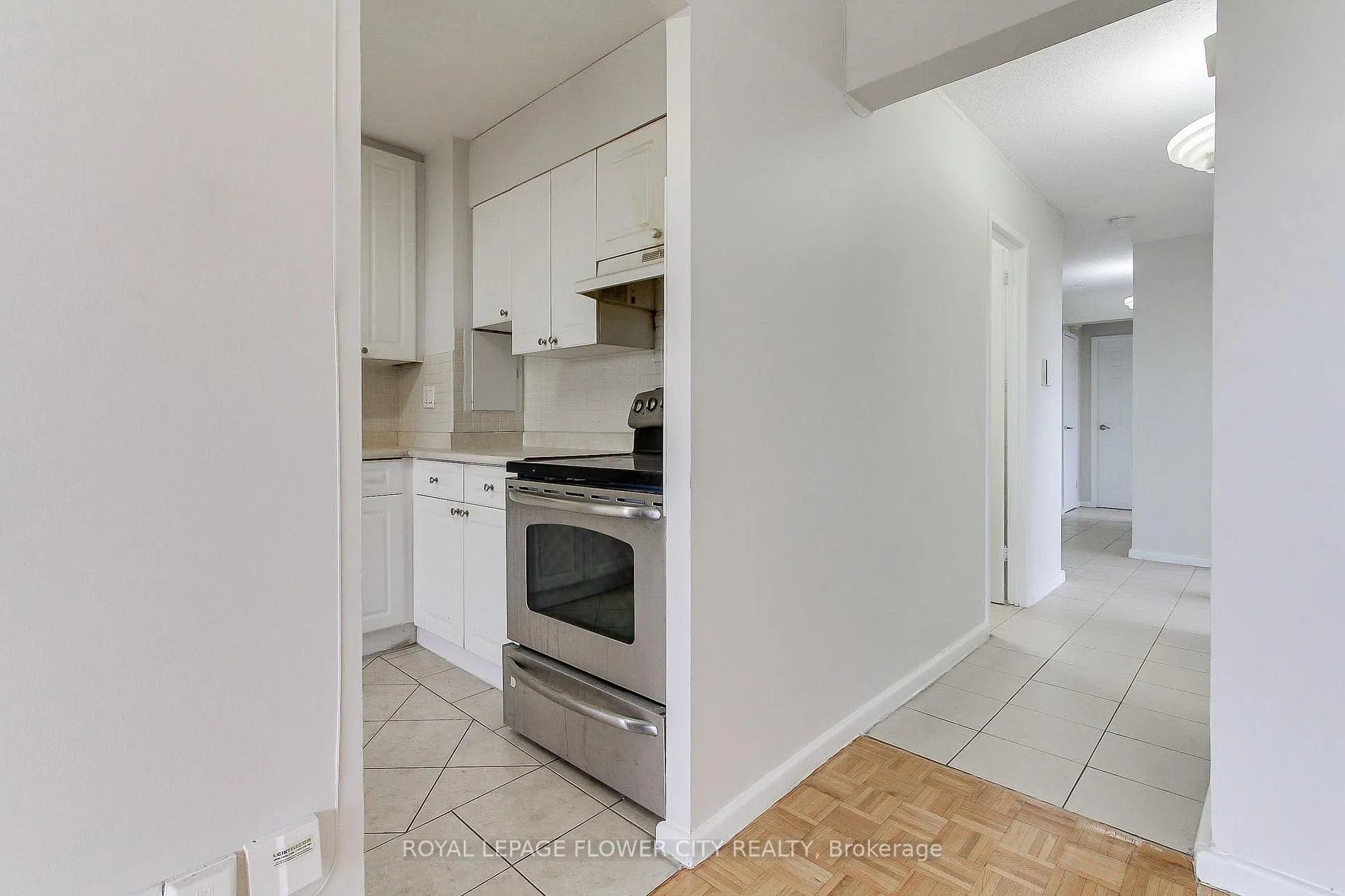 Photo 11 of Unit 909, 10 Sunny Glen Way, Toronto, Flemingdon Park — HOMEH