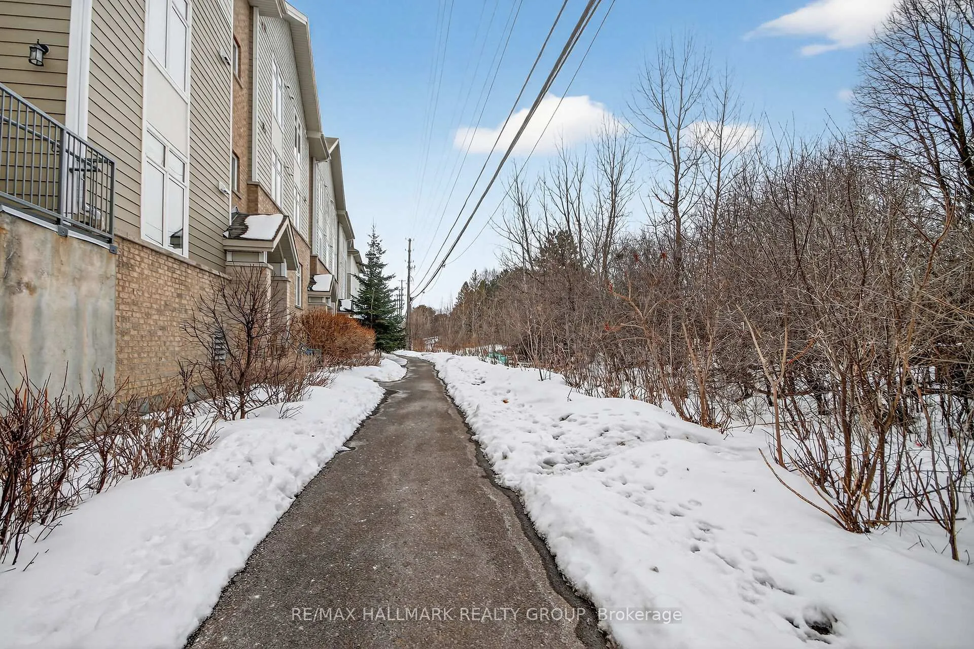 Photo 2 of Unit Unit F, 849 Blackcomb Private, Ottawa, Elmvale Acres — HOMEH