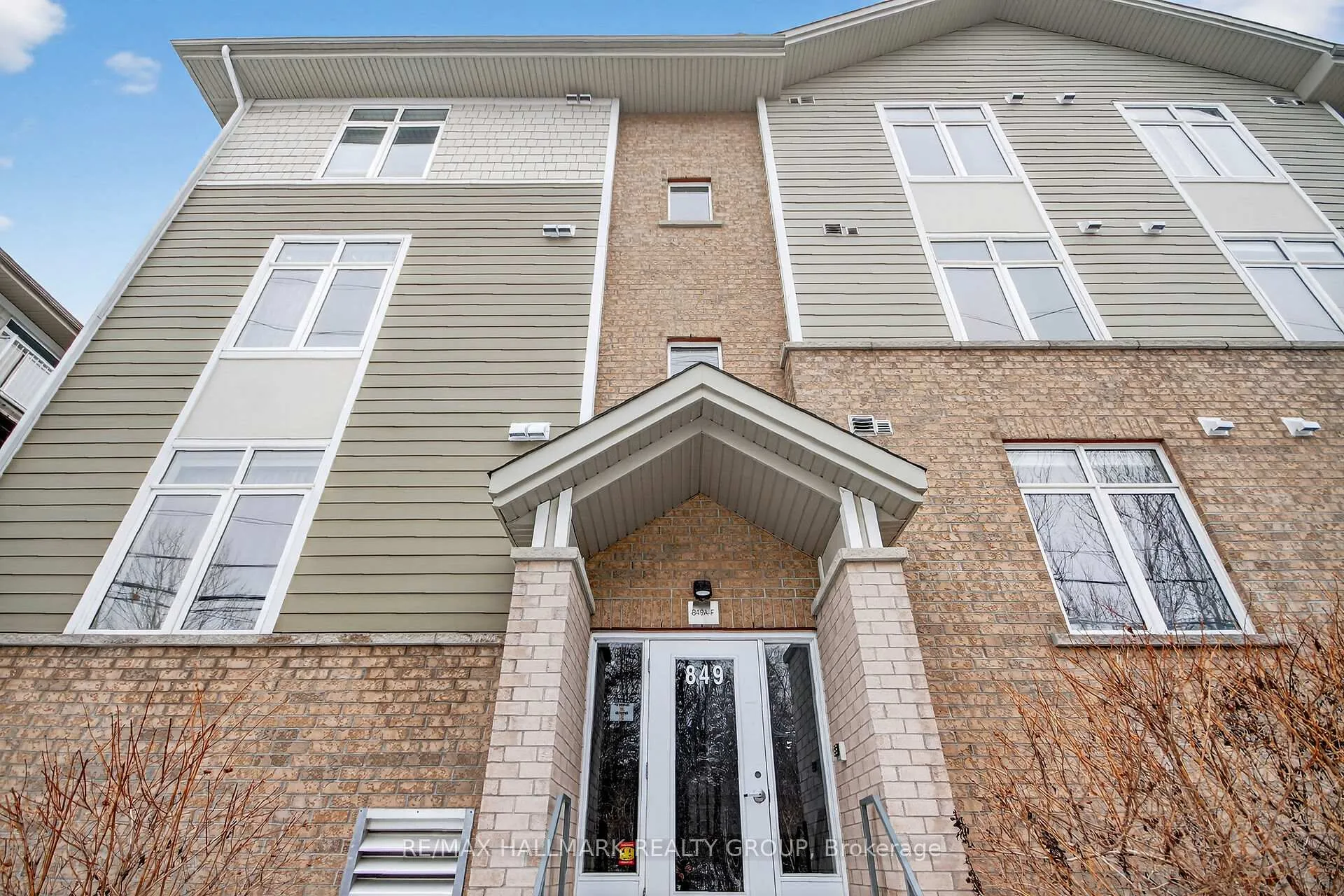 Photo 3 of Unit Unit F, 849 Blackcomb Private, Ottawa, Elmvale Acres — HOMEH