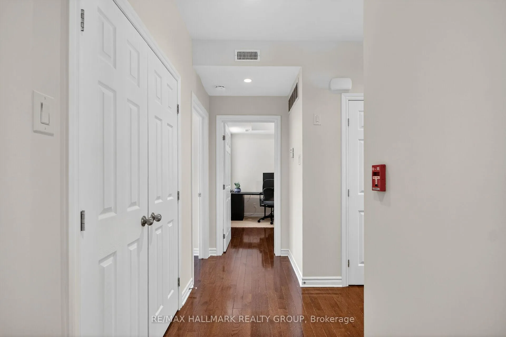 Photo 4 of Unit Unit F, 849 Blackcomb Private, Ottawa, Elmvale Acres — HOMEH
