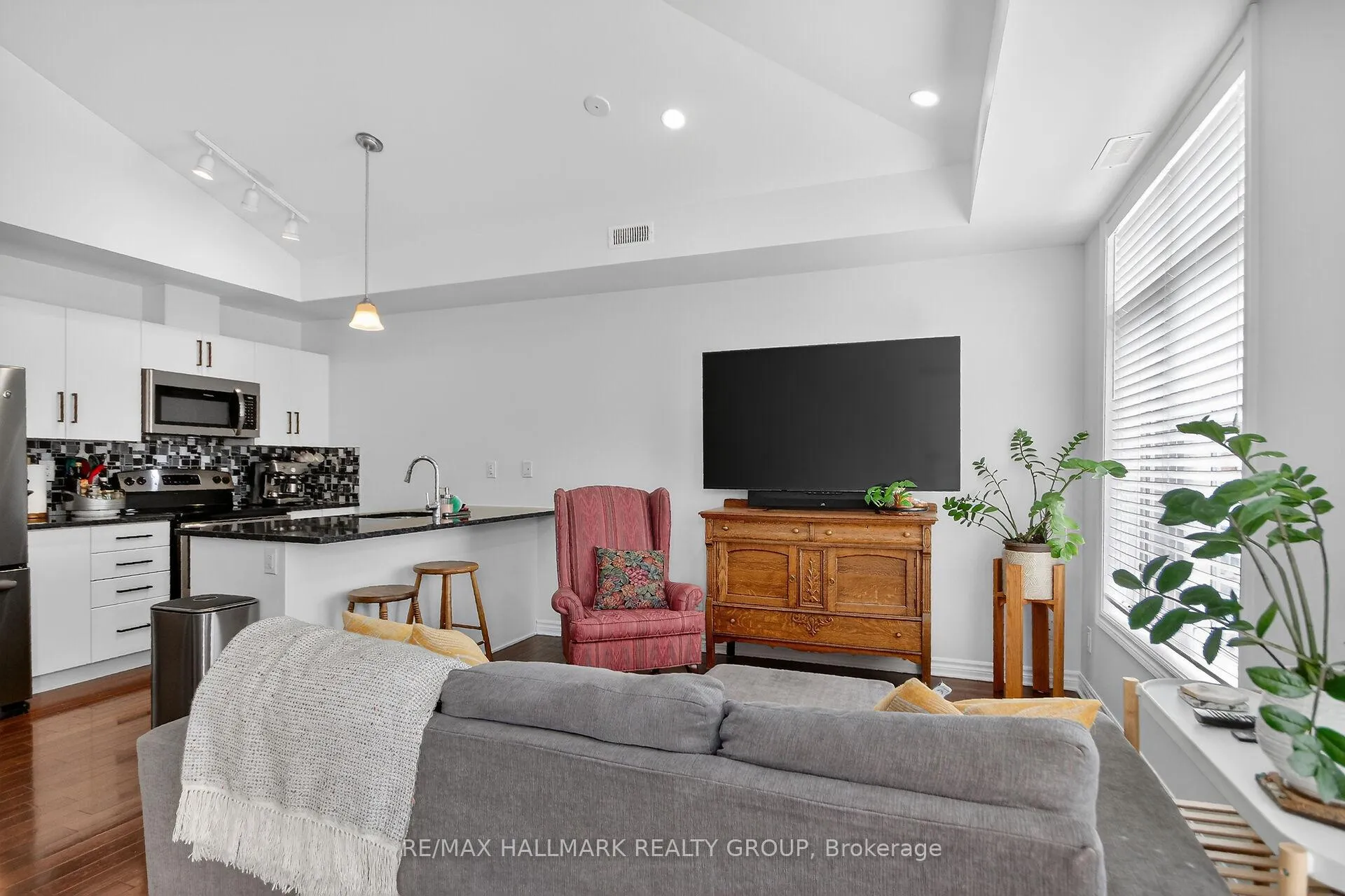 Photo 5 of Unit Unit F, 849 Blackcomb Private, Ottawa, Elmvale Acres — HOMEH